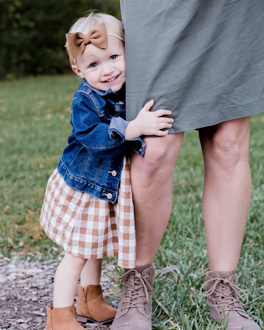 I think all parents worry if their kids will cooperate for family pictures.  This is a normal concern- however preparing children for the session goes a long way to helping kids be ready for pictures. 

This week I will be sharing a few posts with ti