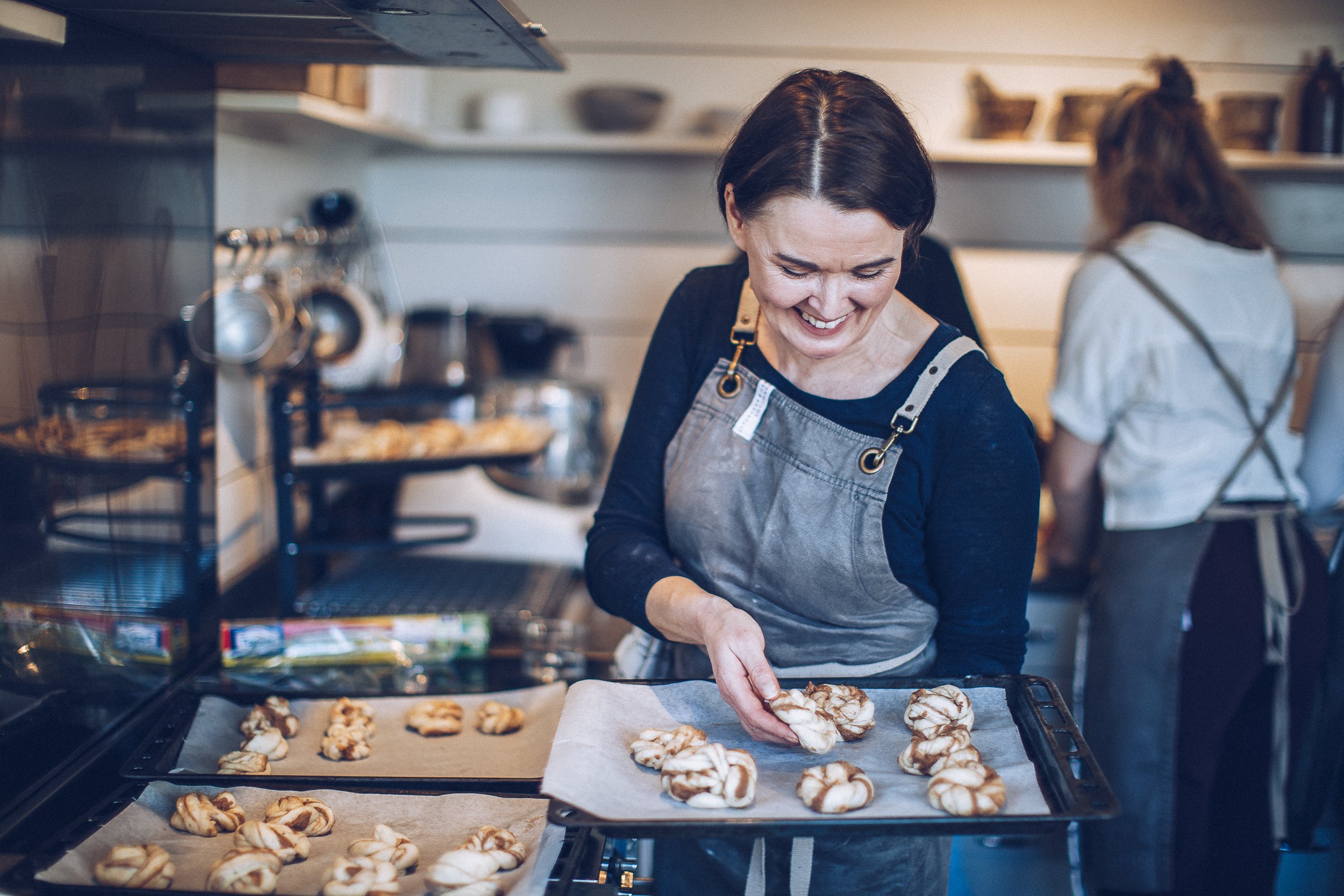 Cinnamon bun baking workshop