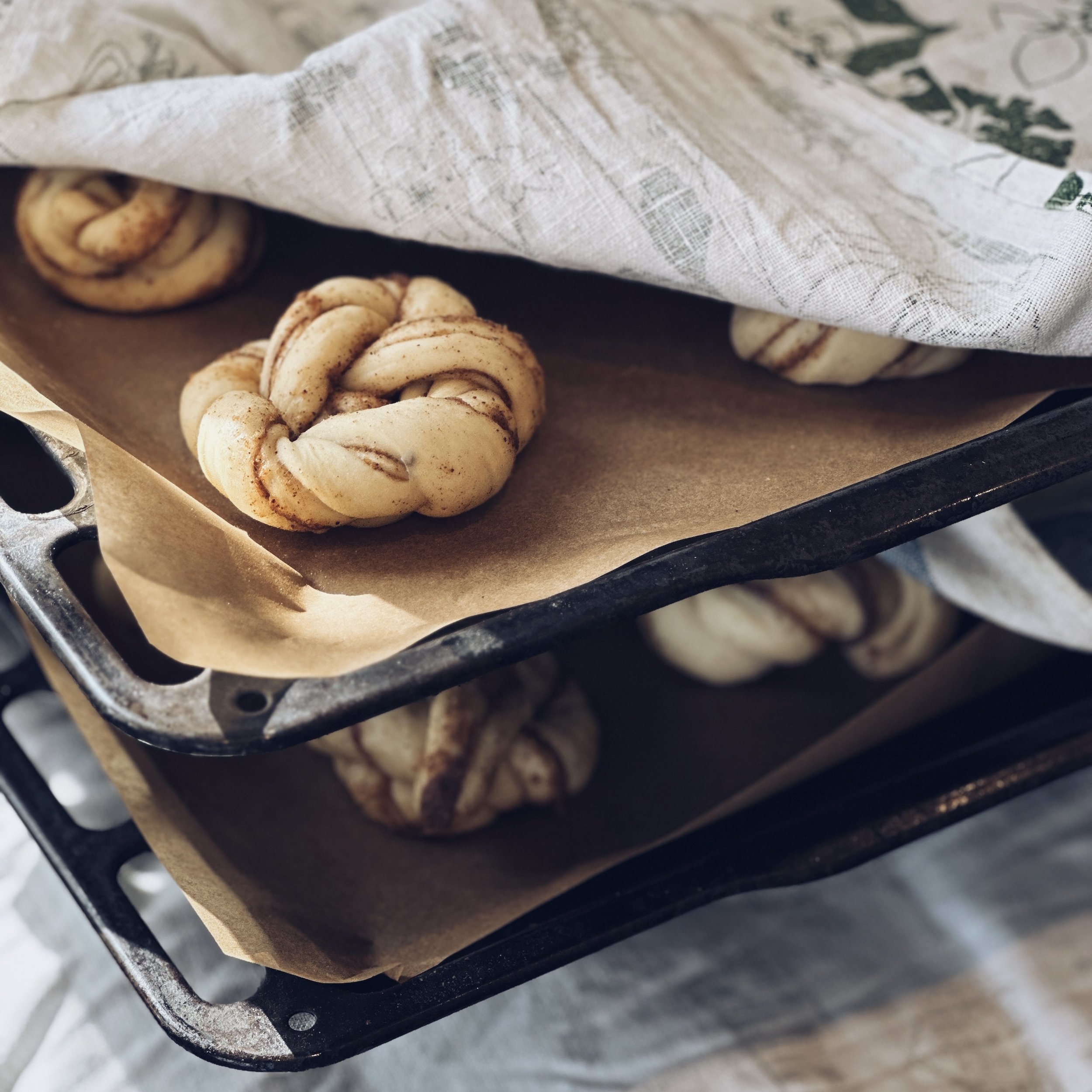 Cinnamon bun baking workshop