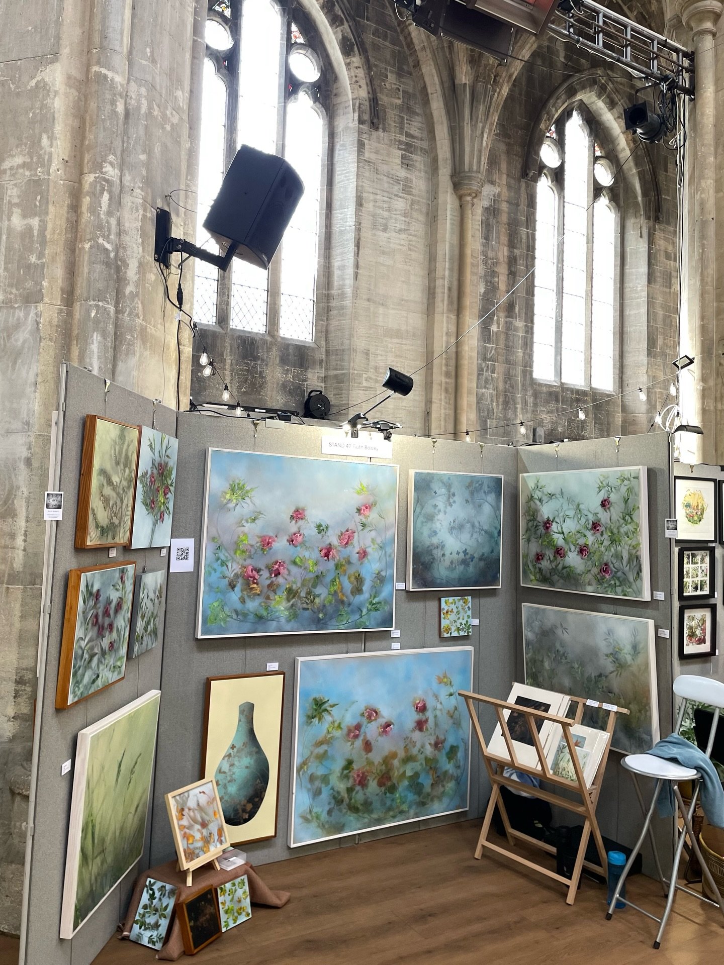 Beautiful day, beautiful spot at Teddington Landmark all weekend, 10-5. @landmarkartfairs #floralart #teddington #springart #artforyourhome