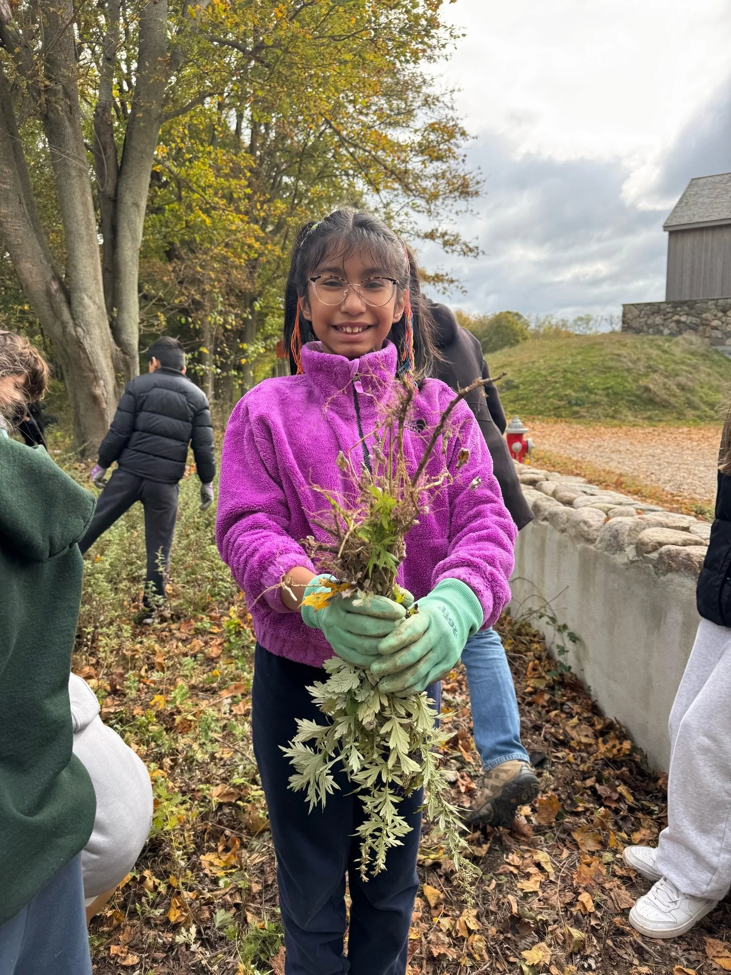Nature helps to recharge our ability to focus and direct our attention. It builds confidence and inspires responsibility. Nature also provides us with opportunities to rest, reflect, and restore ourselves. From here, everything flows. 

🍂 Building y