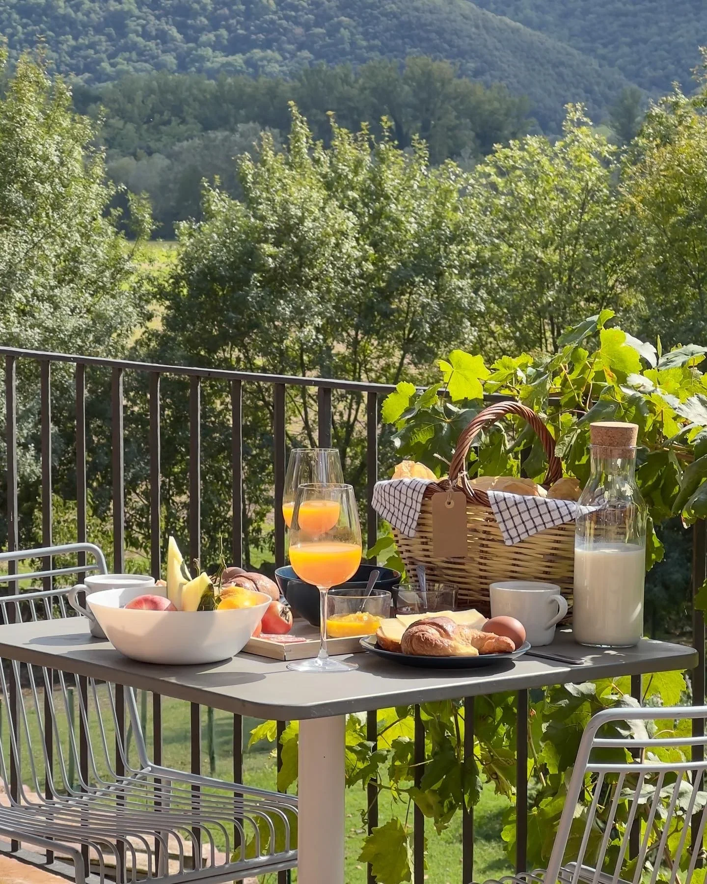 Frühstück am frühen Morgen mit Kaffee und Gebäck auf einer sonnigen Terrasse in einer Ferienunterkunft in La Garrotxa, Girona – ein authentisches katalanisches Frühstückserlebnis