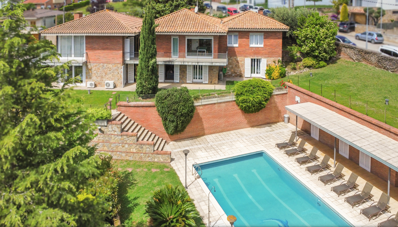 Vacation rental with private garage for secure bike and motorbike storage in Banyoles, La Garrotxa