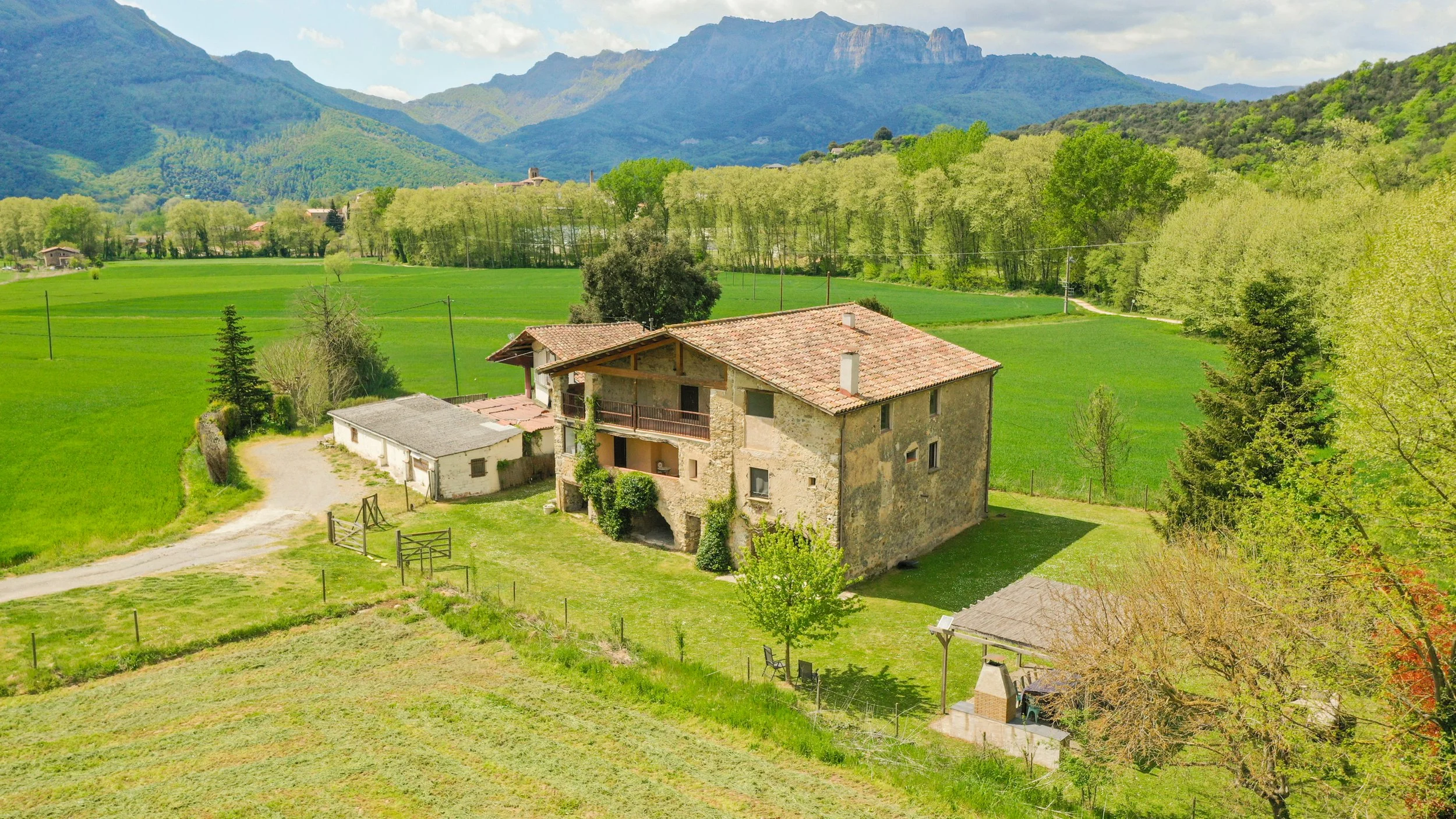 Casa rural de pedra amb piscina i apartament rural a la Garrotxa – lloguer de vacances