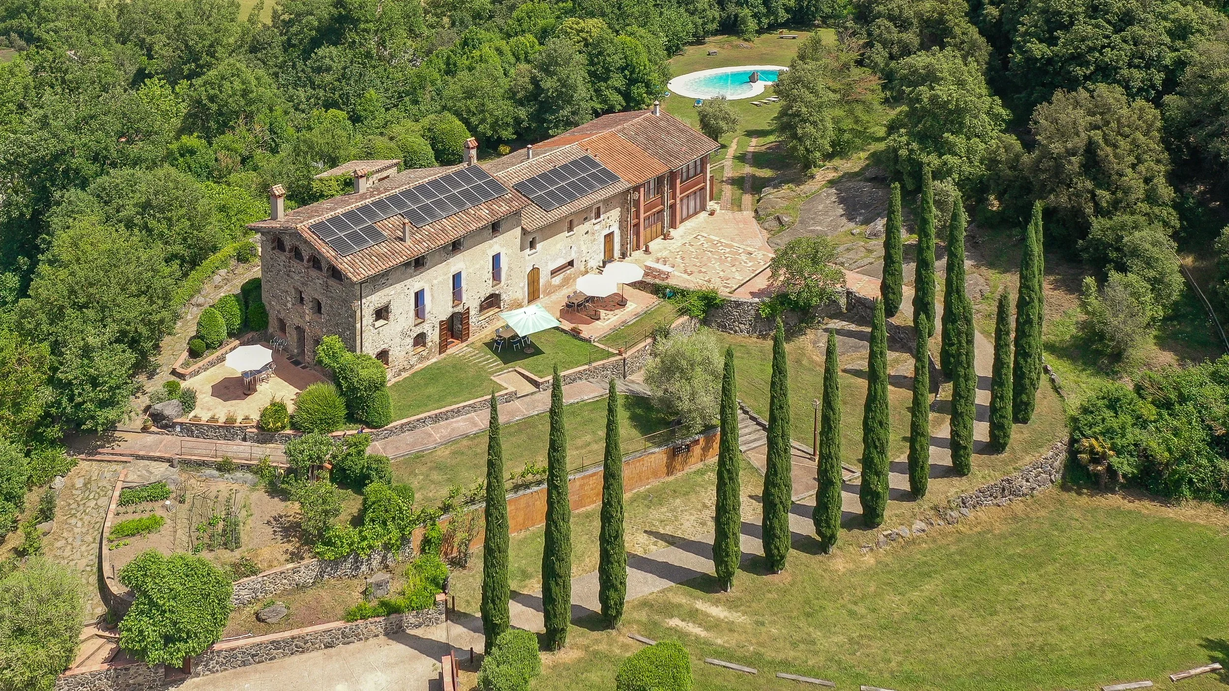 Luftaufnahme eines historischen steinernen Landguts mit Pool in Girona, Katalonien – Ferienunterkunft für große Gruppen