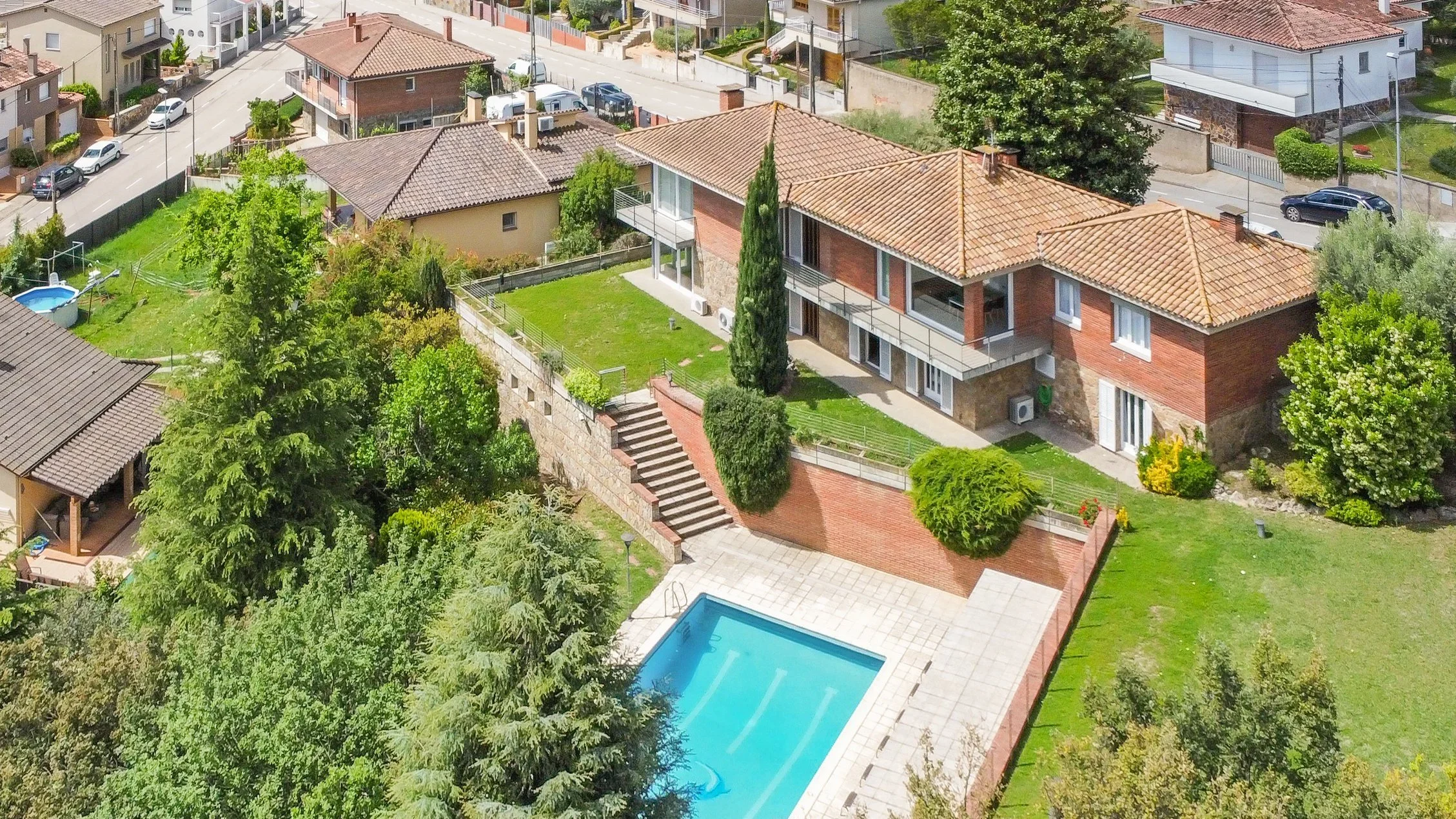 Geräumige Ferienvilla in Girona mit privatem Pool, Terrasse, mediterranen Gärten und Bergblick — Ferienunterkunft für große Familien und Gruppen.