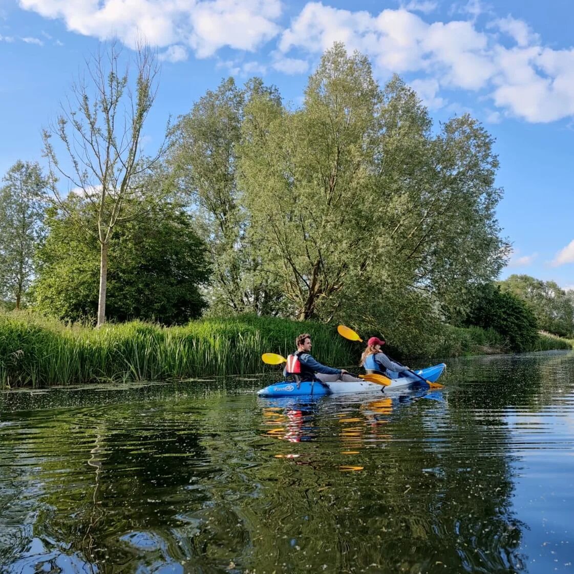 Bank holiday weekend ✔️
Beautiful weather ✔️
Wonderful setting ✔️

What more could you ask for?

We're open everyday this Jubilee bank holiday weekend 🇬🇧

#jubilee
#bankholiday 
#kayaking 
#sudburysuffolk 
#Essex 
#suffolk 
#eastanglia