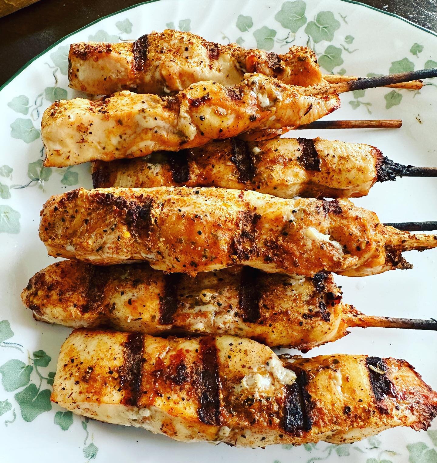 Quick fire chicken skewers for those nights when you don&rsquo;t have time for anything longer than 20 minutes&hellip; 

#bbq #backyardbbq #grilledchicken #bbqchicken #barbecue