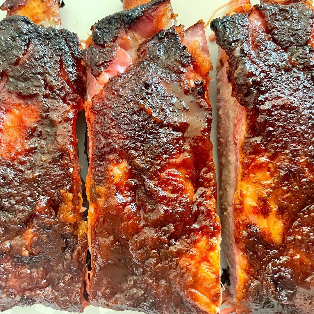 Half-Time Ribs: how to smoke spare ribs the fast way (in just three hours).

Full recipe at https://www.smokefiregrill.ca/blog/how-to-smoke-perfect-spare-ribs-in-three-hours

#ribs #ribsribsribs #bbqribs #smokedribs #porkribs #spareribs #backyardbbq 