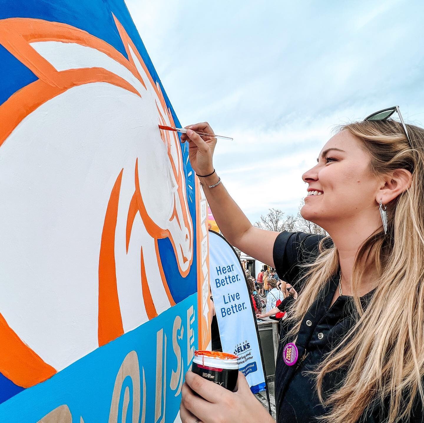 I was commissioned to paint a mural for @boisestateuniversity / @boisestatealumni at @treefortfest 🤩 ✨

I had such an incredible time live painting and seeing so many old friends!! This was my first year attending Treefort and I am 100% sold. The vi