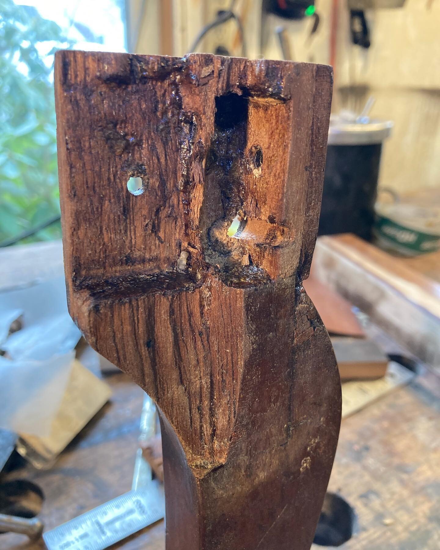 Here we have the blasted right front leg of a 19th c Empire side chair. It has been repaired (badly with dowels, screws, putty) too many times to count. Perhaps this will time will be the last (?) #empirefurniture #antiquefurniturerestoration #antiqu