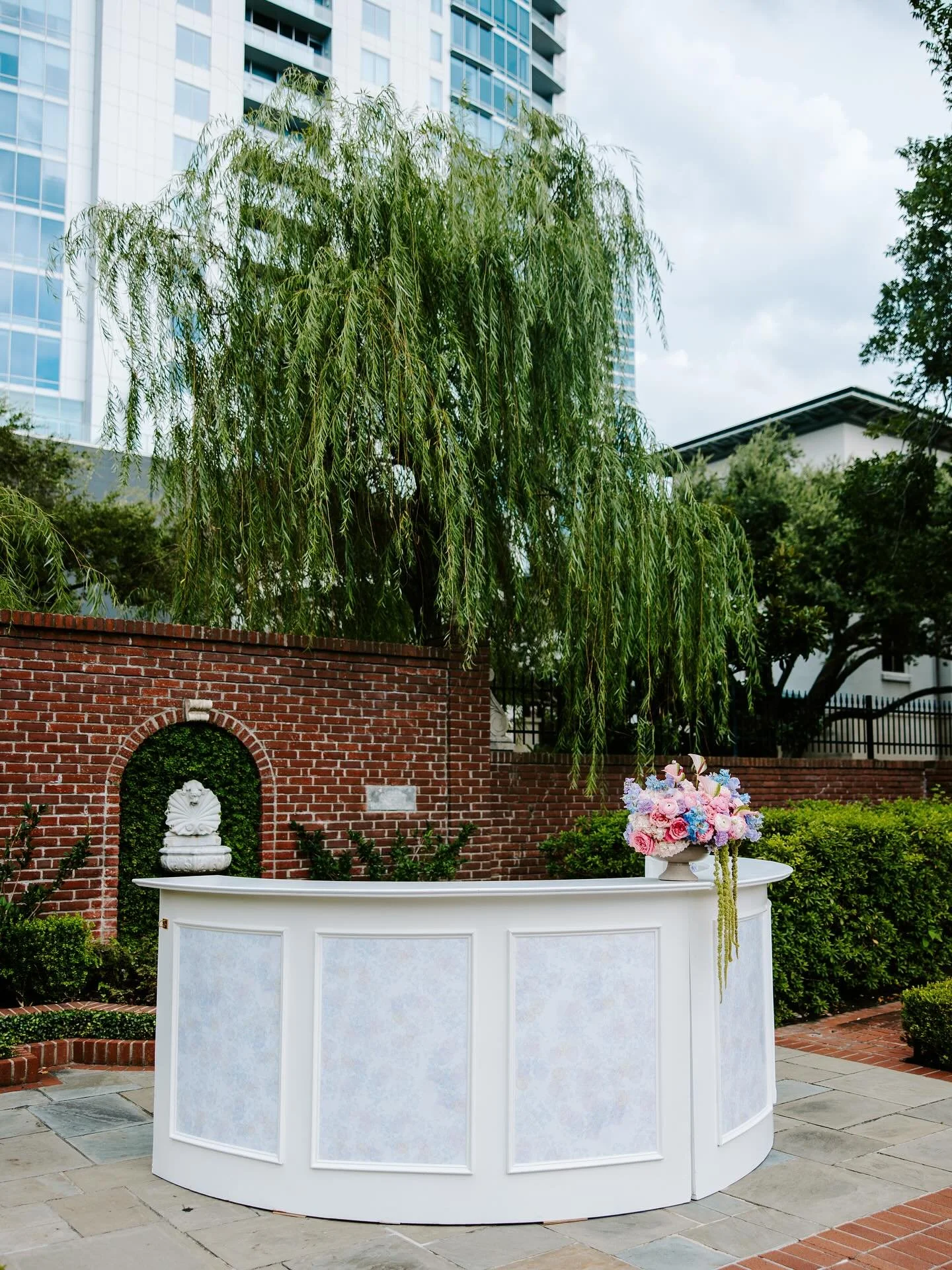 A true showstopper for any event.✨ Our Halo Bar can stand alone as a sleek quarter-circle, join forces with a second for a half-circle, or make a statement as a full Grand Halo Bar. With customizable panels for vinyl, wallpaper, or fabric inlays, it&