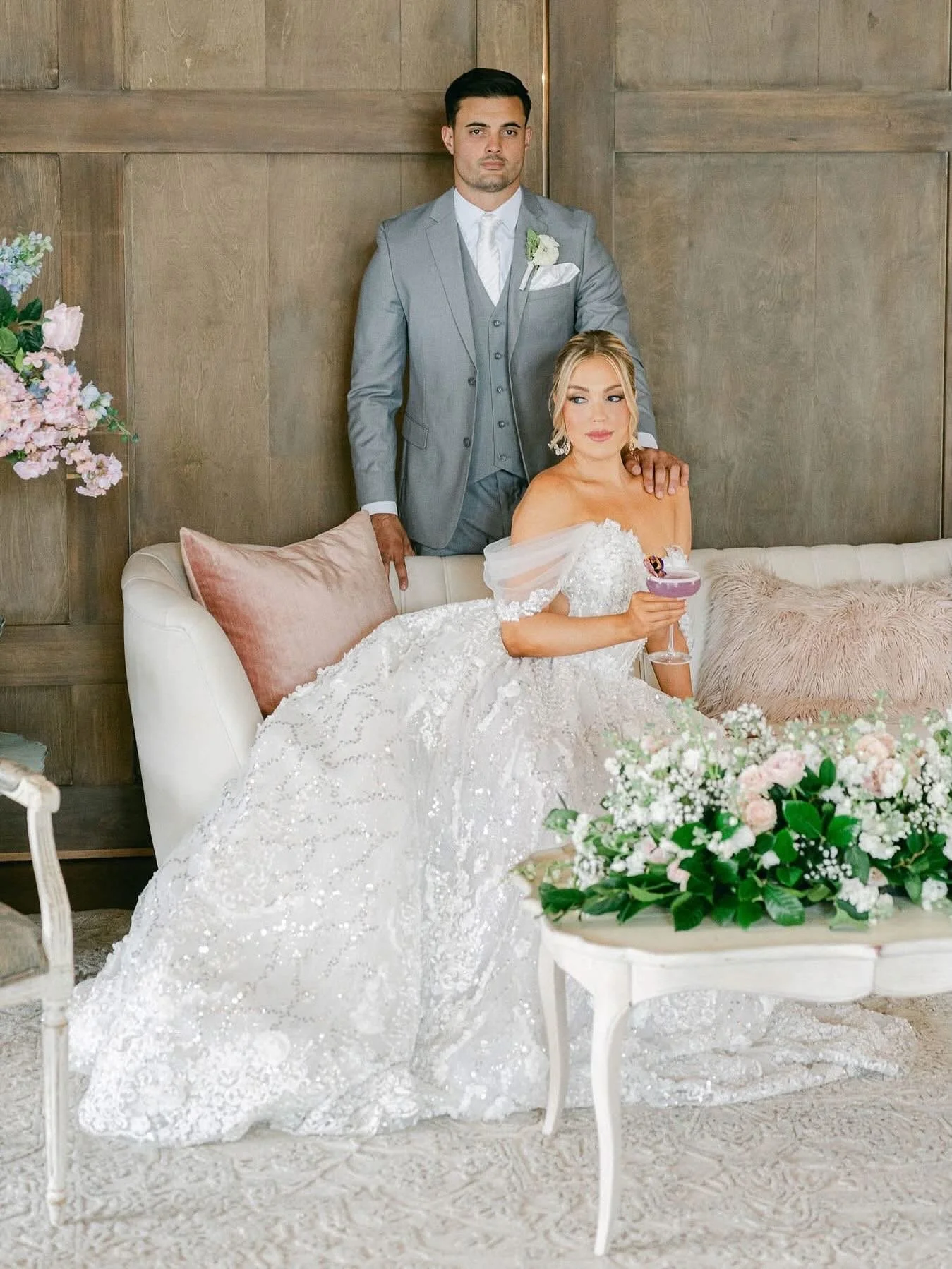 Proof that a good lounge setup makes every shot magical. ✨ We&rsquo;re kinda obsessed with how this one turned out! 🤍

Rent everything you see here in the link in our bio! 
📸: @thebennettsphoto