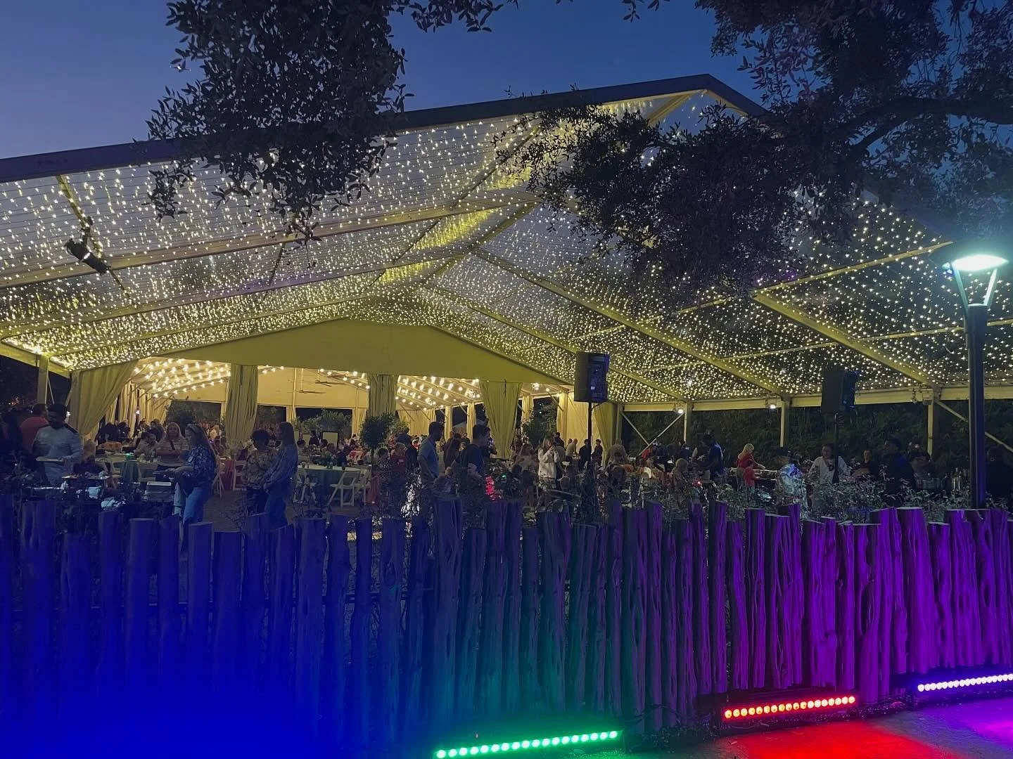 Holiday party season is here, and we&rsquo;re delighted to collaborate with the @houstonzoo once again. Our 66 x 66 tent set the stage for this beautiful corporate event, elevated even further by the exceptional lighting from @brightlightshouston. 🤩