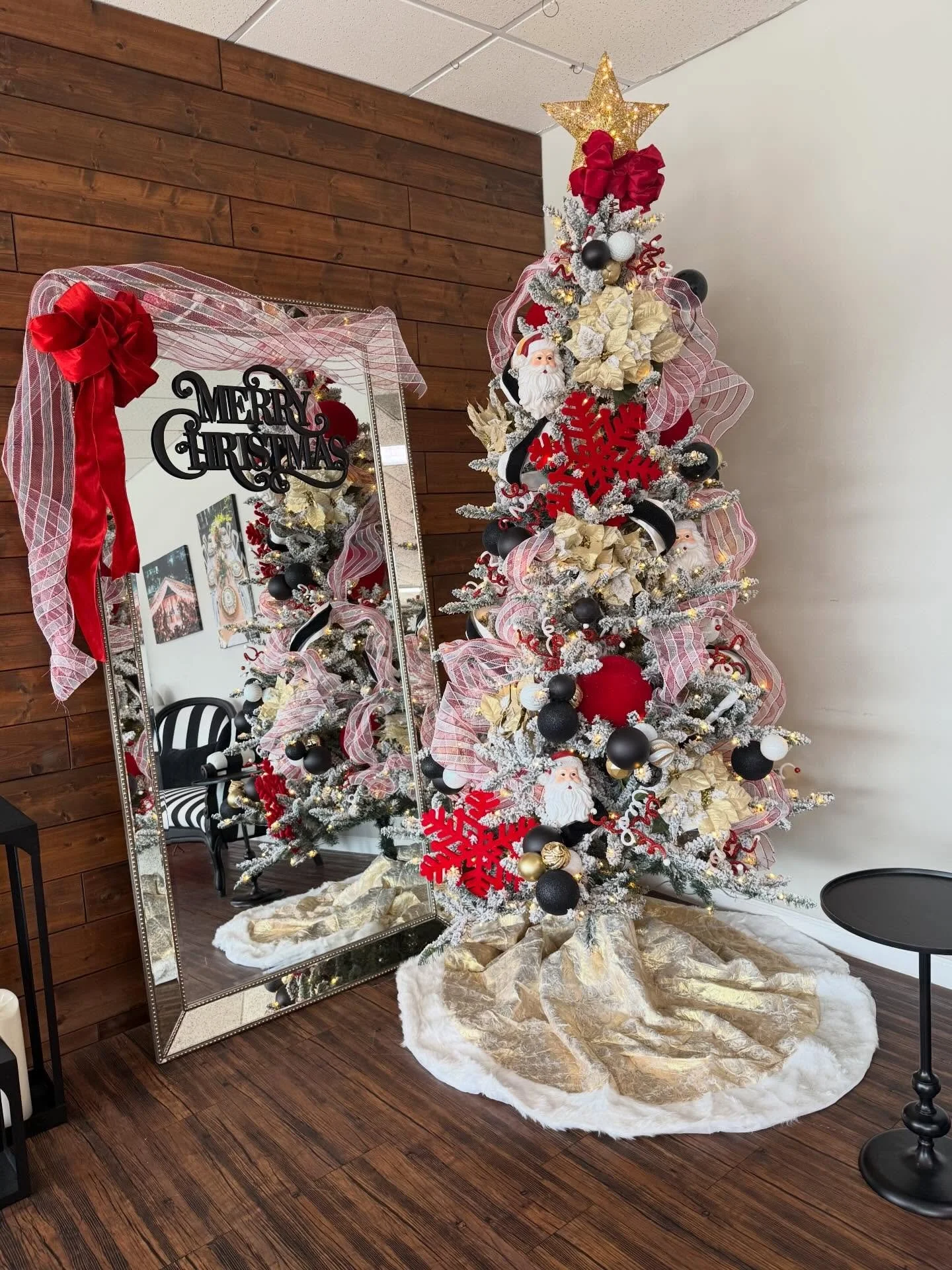 Our showroom is officially in Christmas mode!🎄Here&rsquo;s the tree reveal we promised. Everything is feeling warm, festive, and fully ready for the holidays. Come by and take it in for yourself! 💚❤️