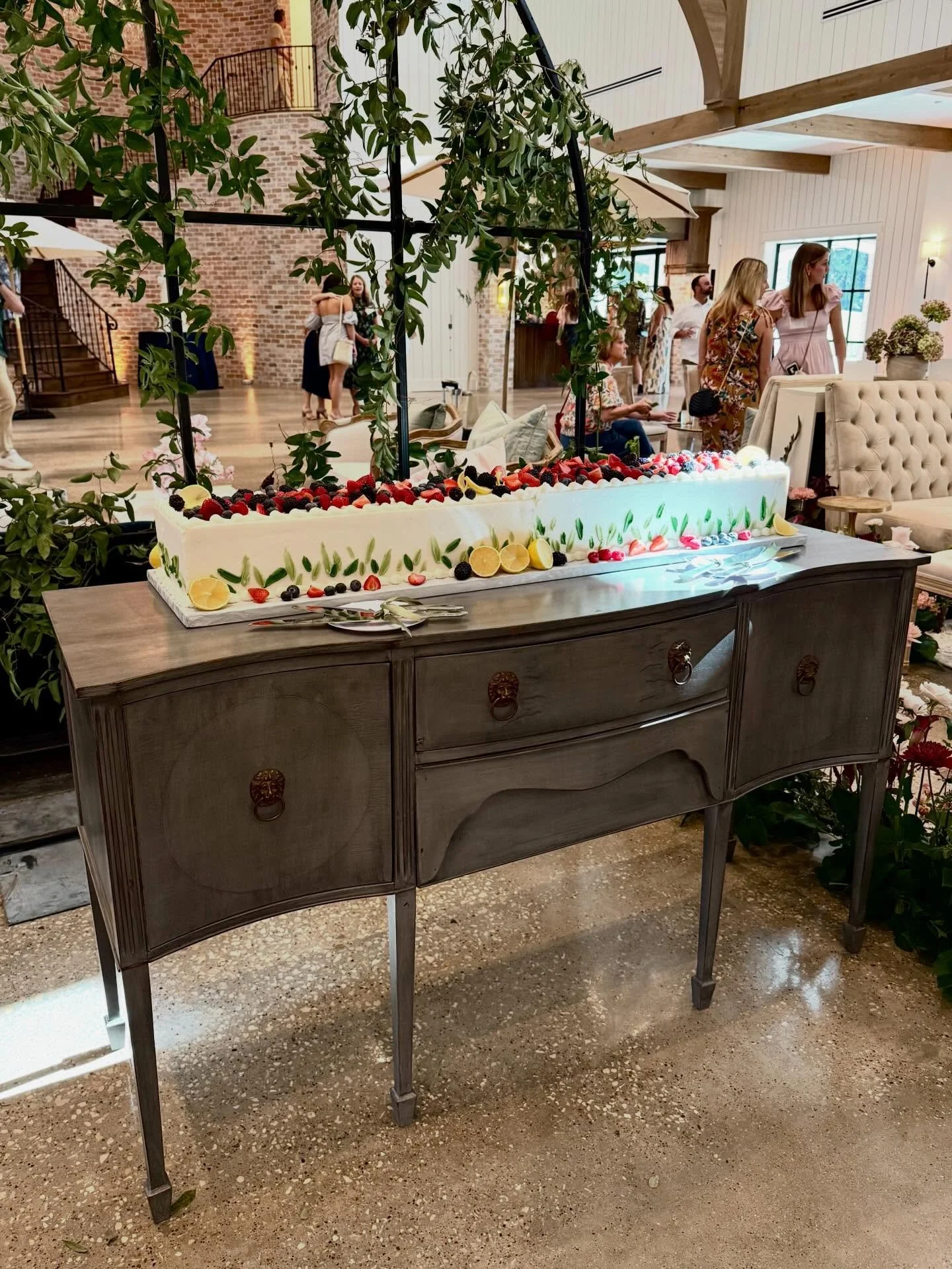 Serving beauty from every angle! 😍 This stunning four-foot table cake by @bavariancakeryhouston looks right at home on our Sawyer Buffet, stealing the spotlight as the ultimate statement piece at @wedsociety.houston&rsquo;s magazine release event. ?