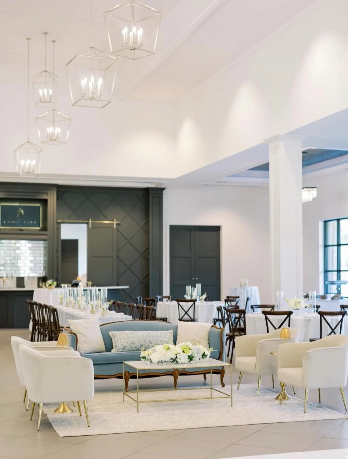 When the lounge set perfectly complements the florals&hellip; we&rsquo;re obsessed! 🤩 Lounge set by us. Florals by @filledwithgraceflorals. 🩵

📸: @pearandgracephoto
Venue: @theluminairevenue
Planner: @finishingtouch.events