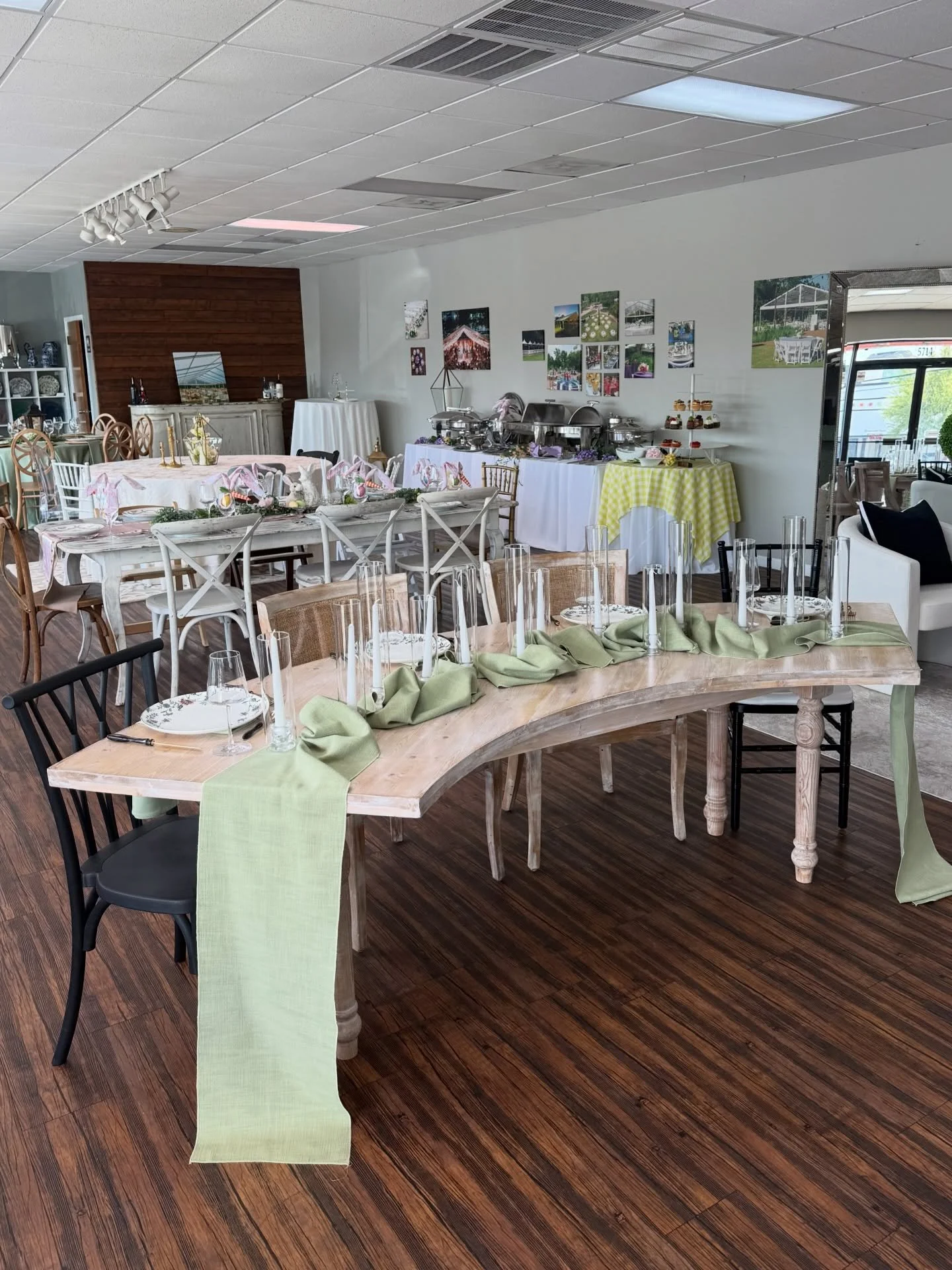 Spotted in our showroom: our new Serpentine Farm Table! With its natural wood finish and playful curves, it&rsquo;s made for mixing, mingling, and getting creative with your setup. Arrange multiple tables to create a stunning 10&rsquo; circle or desi
