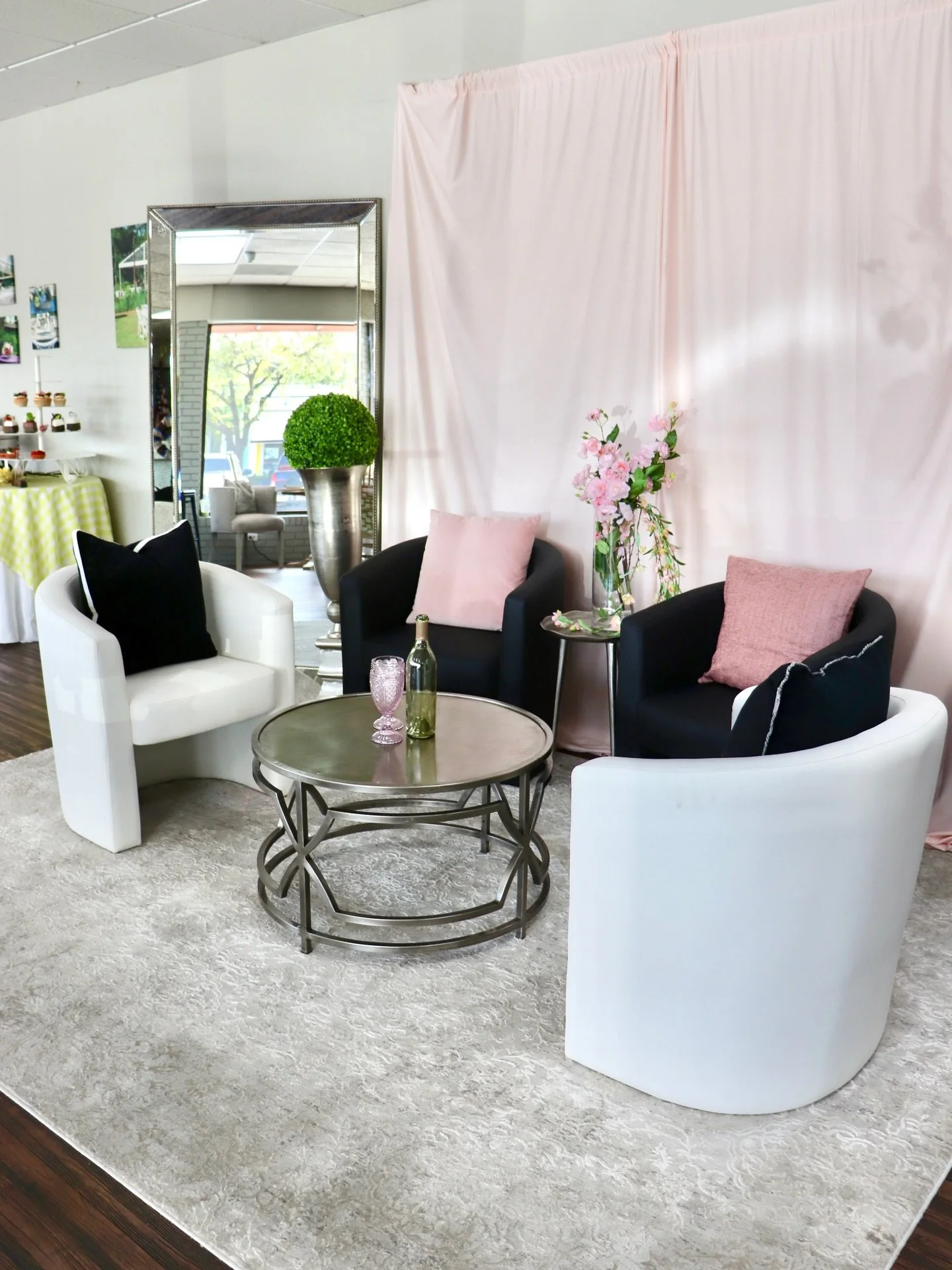Up close and personal with some of our new favorite pieces! 💞 Featuring our White and Black Barrel Chairs, Alison Rug, Lillian Mirror, and Pewter Coffee Table. 

Let us help you with your next event! 💐 #eventrentals #houstonrentals #houstonevents