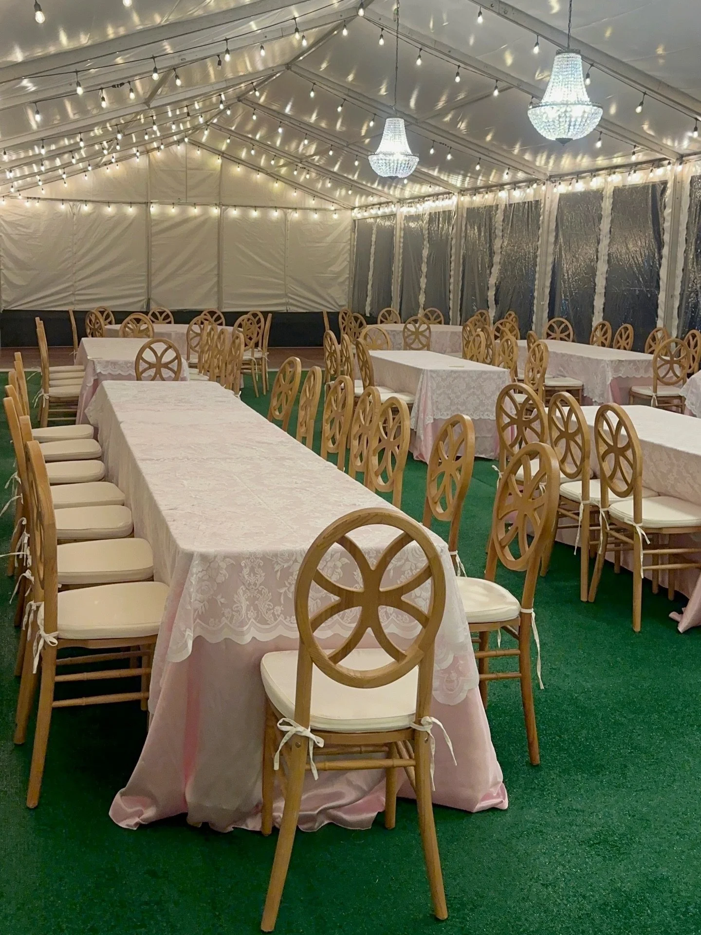 Our Clover Chairs are the perfect addition to any event. Add a few of our chandeliers, and you&rsquo;ve created an unforgettable atmosphere! 🤩 #houstonwedding #weddinginspo #eventrentals #houstonevents