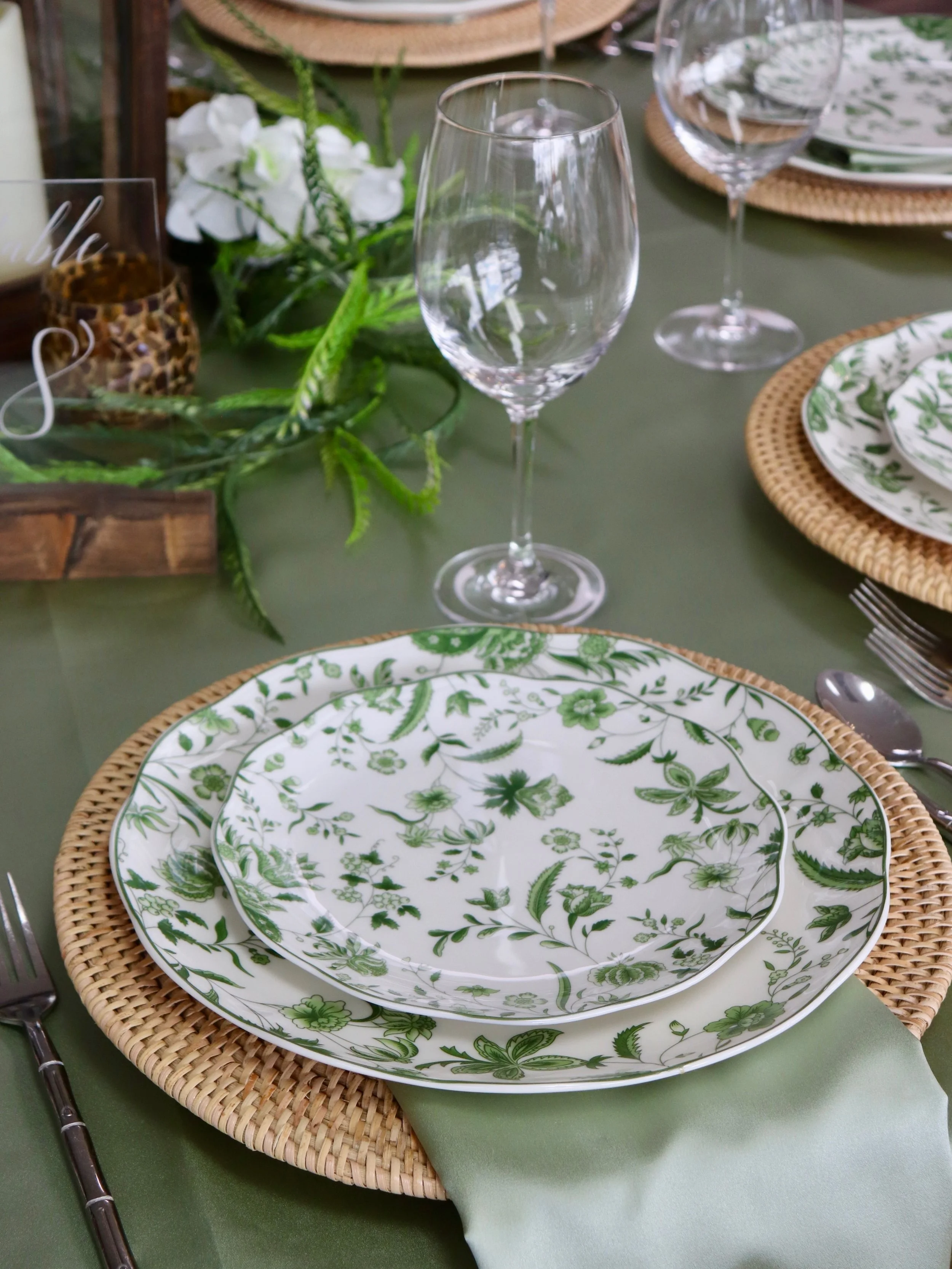 Swipe left to see the full tablescape&hellip; 🤩 Our Fern Dinnerware paired with Rattan Chargers, Bamboo Flatware, and our dreamy linens for the prettiest layered look! 💚 #tablescapestyling #houstonevents #eventrentals
