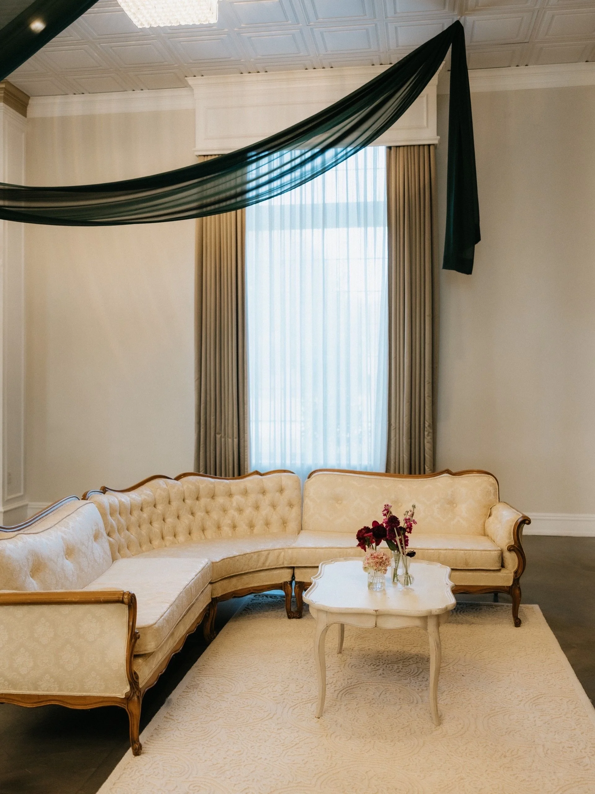 A floral-filled wedding that felt straight out of a garden dream. From the romantic blooms to every elegant detail, this celebration was pure magic from start to finish.🤍💐

Venue: @sandlewoodmanor
📸: @jennylilyphotography
Florals: Green Team Flora
