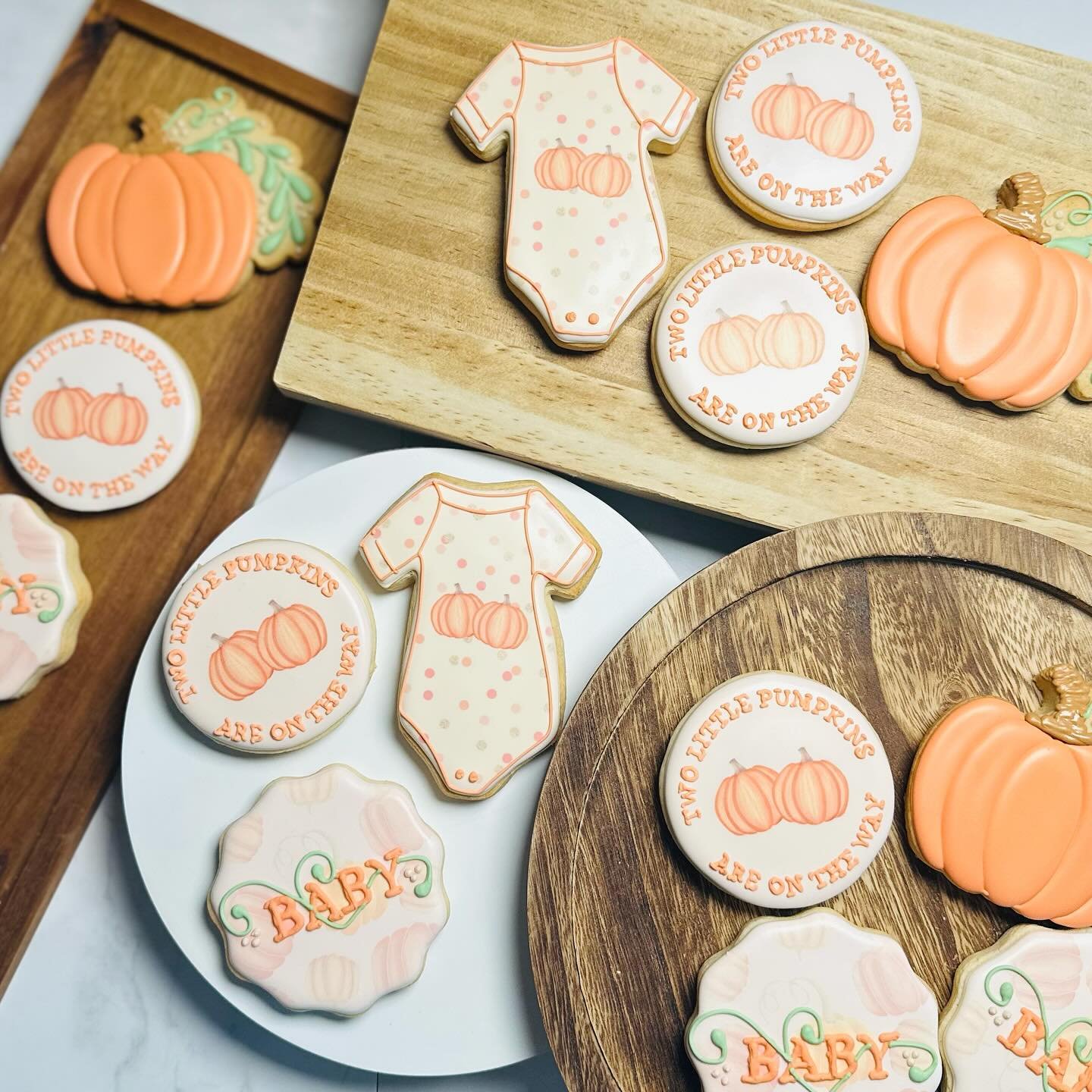 🎃👶 👶Two Little Pumpkins Are on the Way! 👶👶🎃
Celebrating the arrival of twins in the sweetest style with custom pumpkin-themed sugar cookies! This set includes adorable pumpkins, personalized plaques, and cute little onesies &mdash; all beautifu