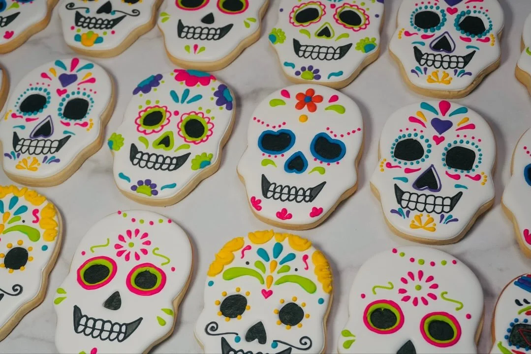 These sugar skull cookies are all dressed up for D&iacute;a de los Muertos. Colorful, detailed, and just the right mix of sweet and spooky. Every one&rsquo;s got its own little personality! #cookiestagram #diadelosmuertos💀 #diadelosmuertoscookies #s