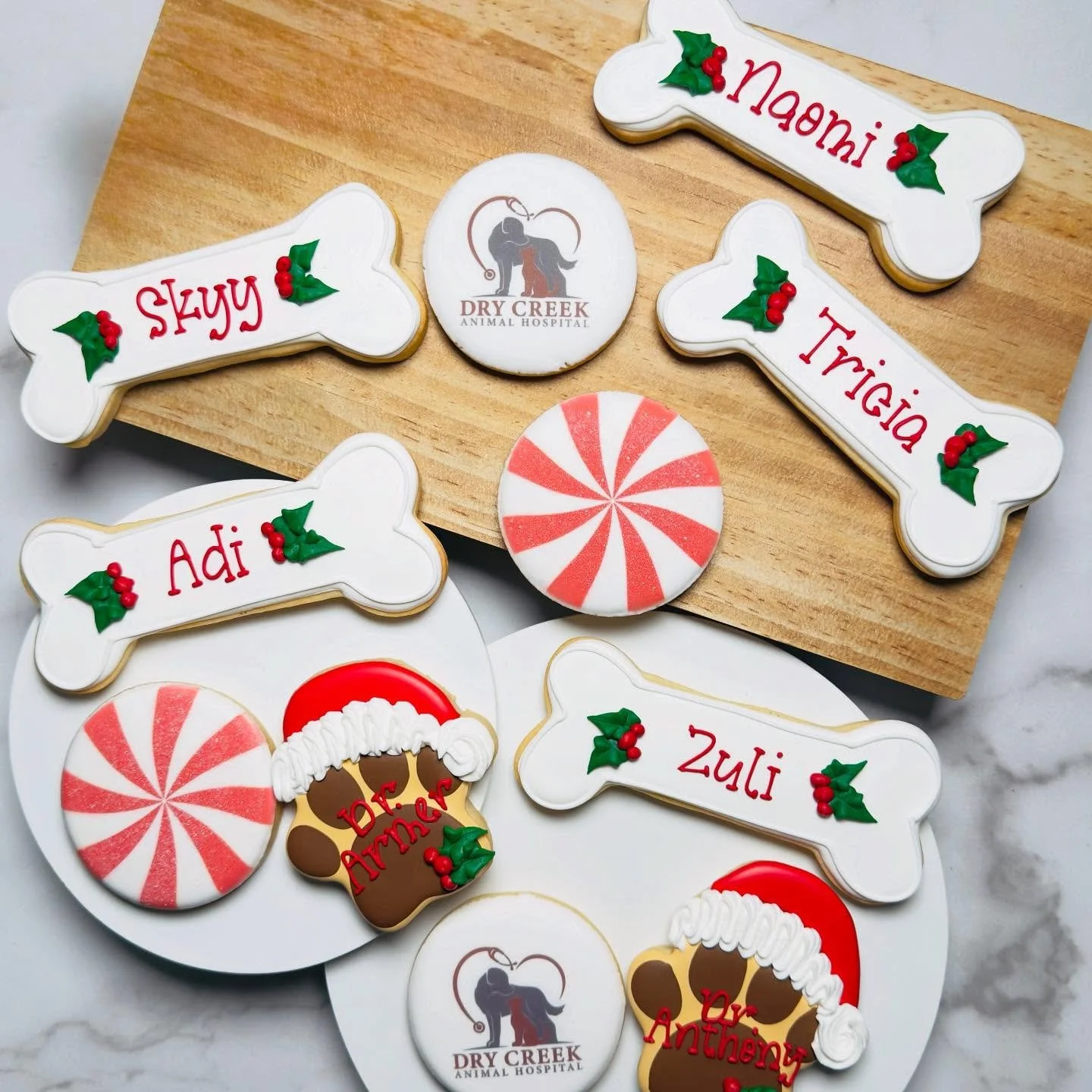 &lsquo;Tis the season for sweet treats and festive fun! 🎄 These custom sugar cookies were specially designed for friends at Dry Creek Animal Hospital to spread holiday cheer to their amazing staff. 🐾✨

Featuring:
🐶 Personalized dog bone cookies wi
