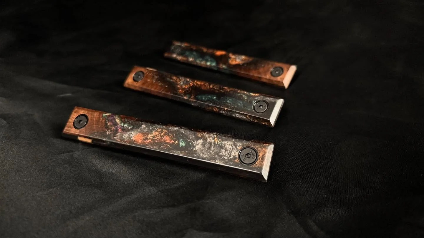 Ironshade &ndash; 3-slot M-LOK rail covers, shaped and finished entirely by hand.
Molten epoxy meets warm wood for a look that&rsquo;s as smooth as it is tough.
No CNC. No shortcuts. Just old-school craftsmanship with a modern edge.

🔥 Limited 3-pie