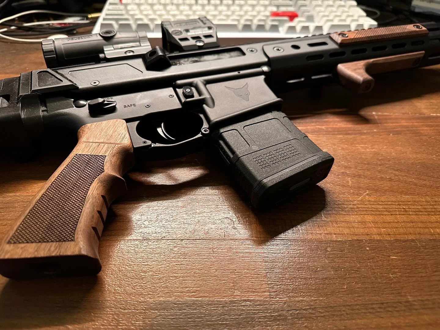 Customer build looking sharp with our walnut grip and rail covers 🔥 The classic checkering pattern brings a timeless touch to a modern rifle.

Handmade. Oil finished. Built to last.

Got one of our products on your setup? 📸 Tag @RailwoodsUSA or sen