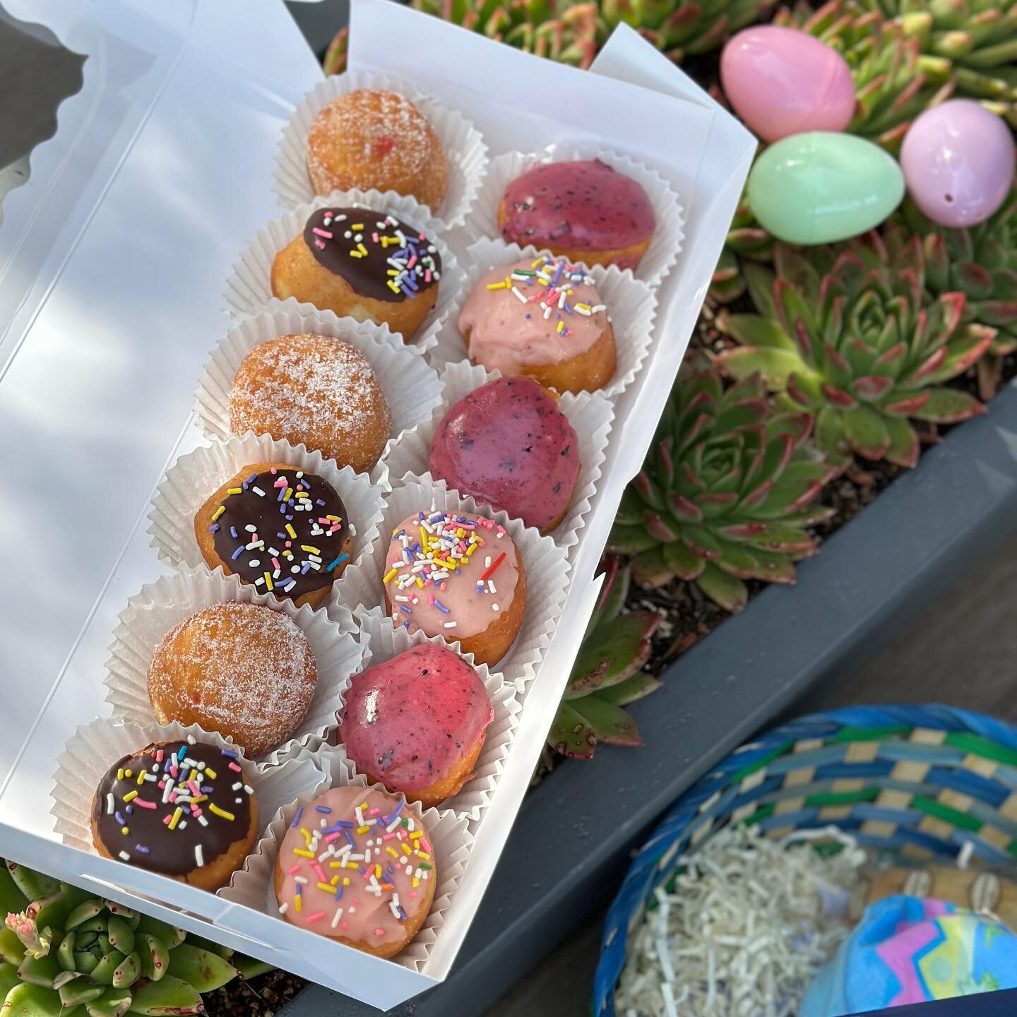 Donut let Easter go by without a little sweetness 🐇🐣✨

The Easter Egg doughnut hole box by @johnnydoughnuts was the perfect addition to our brunch spread 🙃 

#spring #easter #donutbox #donuts #bayareaeats #eats #bayarea #sfbayarea

✌️#freshlocalvi