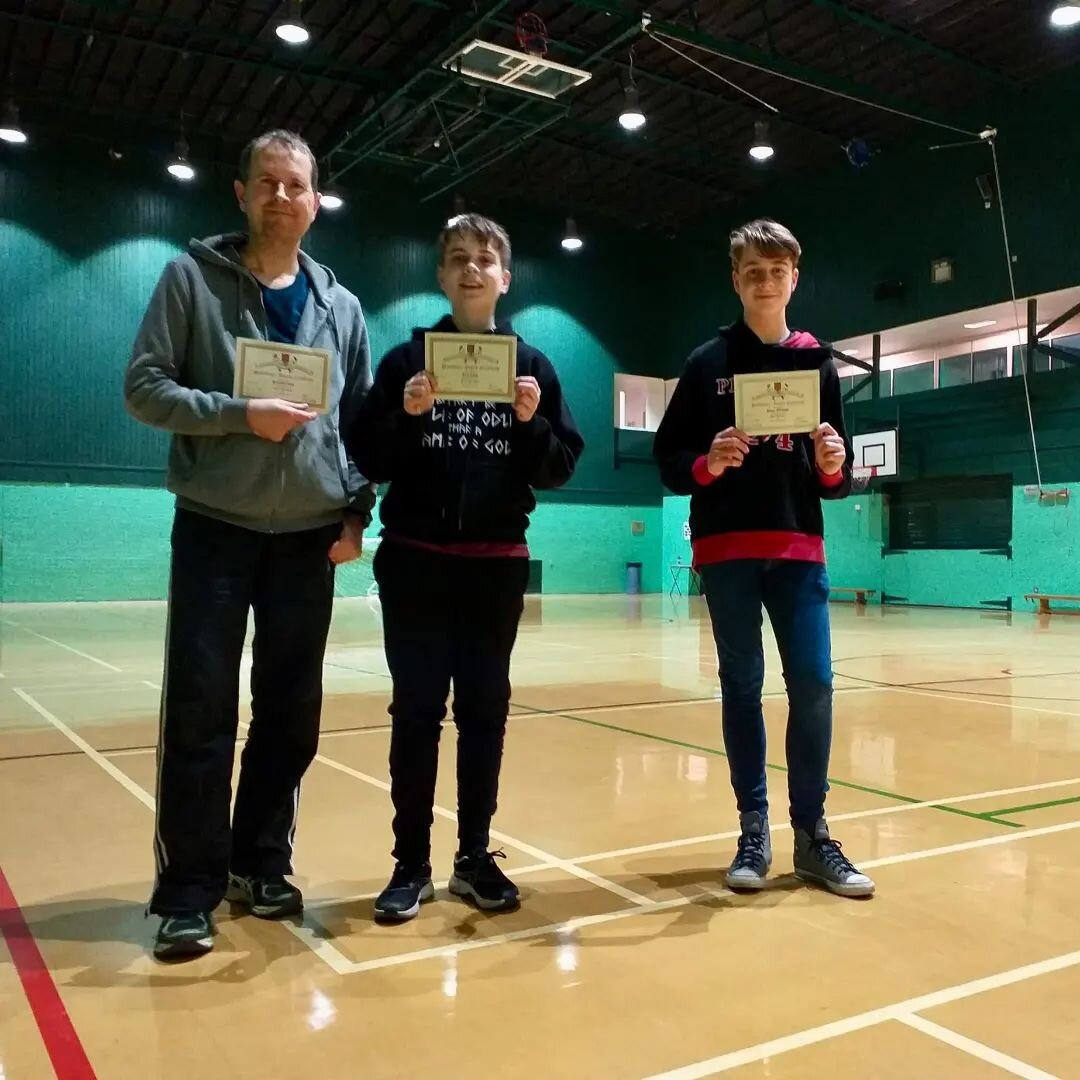 My 1st post as the new social media manager is this photo of our excellent beginners completing their bronze certificates, onwards towards silver. 😀 🤺