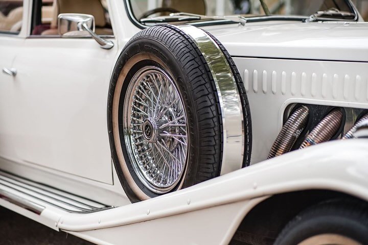 Classic Vintage Beauford Long Wheel Base 6 Seater Convertible #classicweddingcars
πEssex
Venue: @arianagardensvenue
Caterer: @sultan_caterers
Vintage Car: @voguechauffeurs
Photographer: @am_weddingphoto
Photo Booth: @noirbooth
Ice Cream: @oc