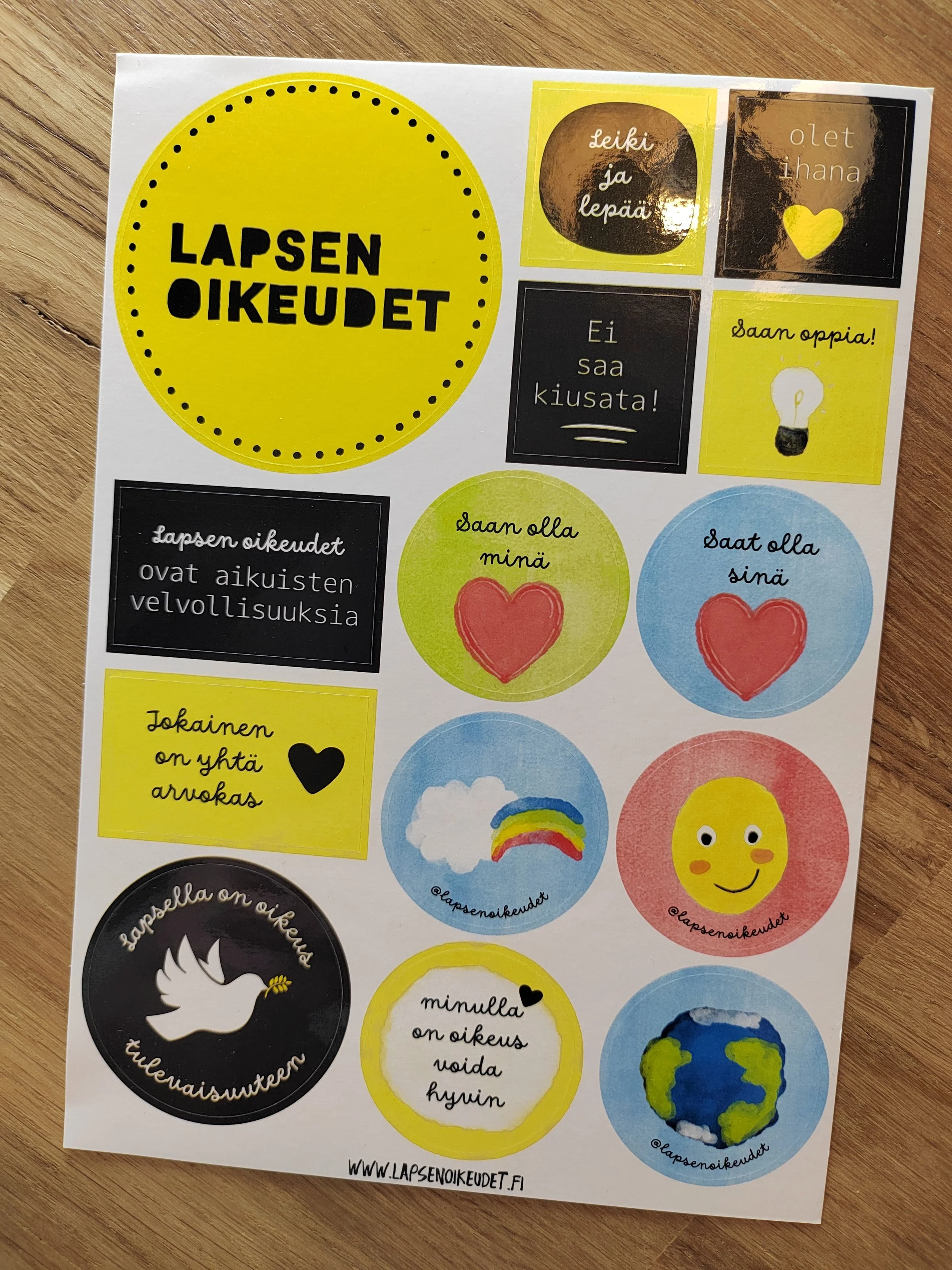 Stickers for Lapsen oikeuksien viestintäverkosto (child right's communication network) coordinated by the Central Union for Child welfare. The illustrations and layout design are done by me. 
