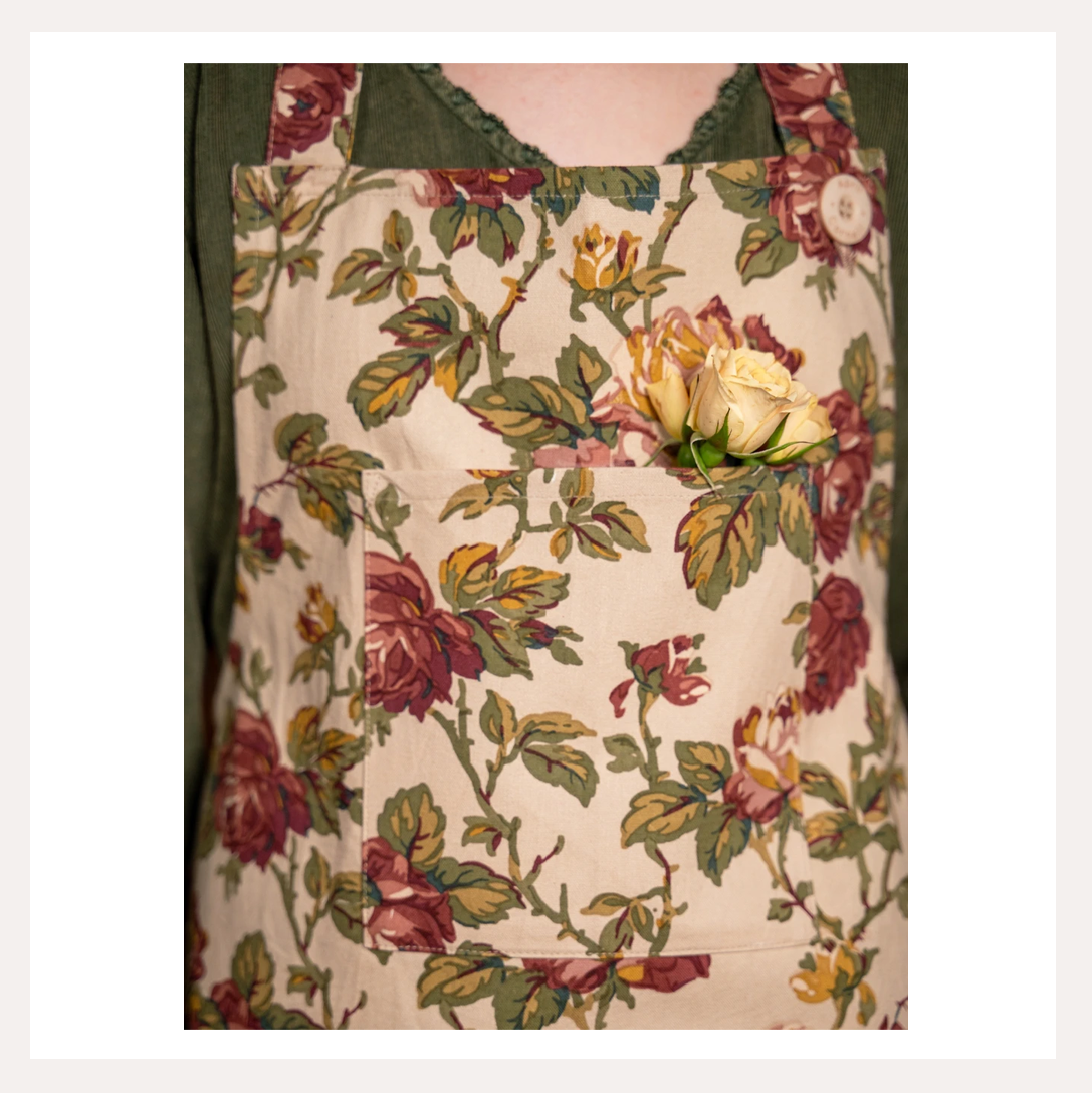 winter rose apron 2.png
