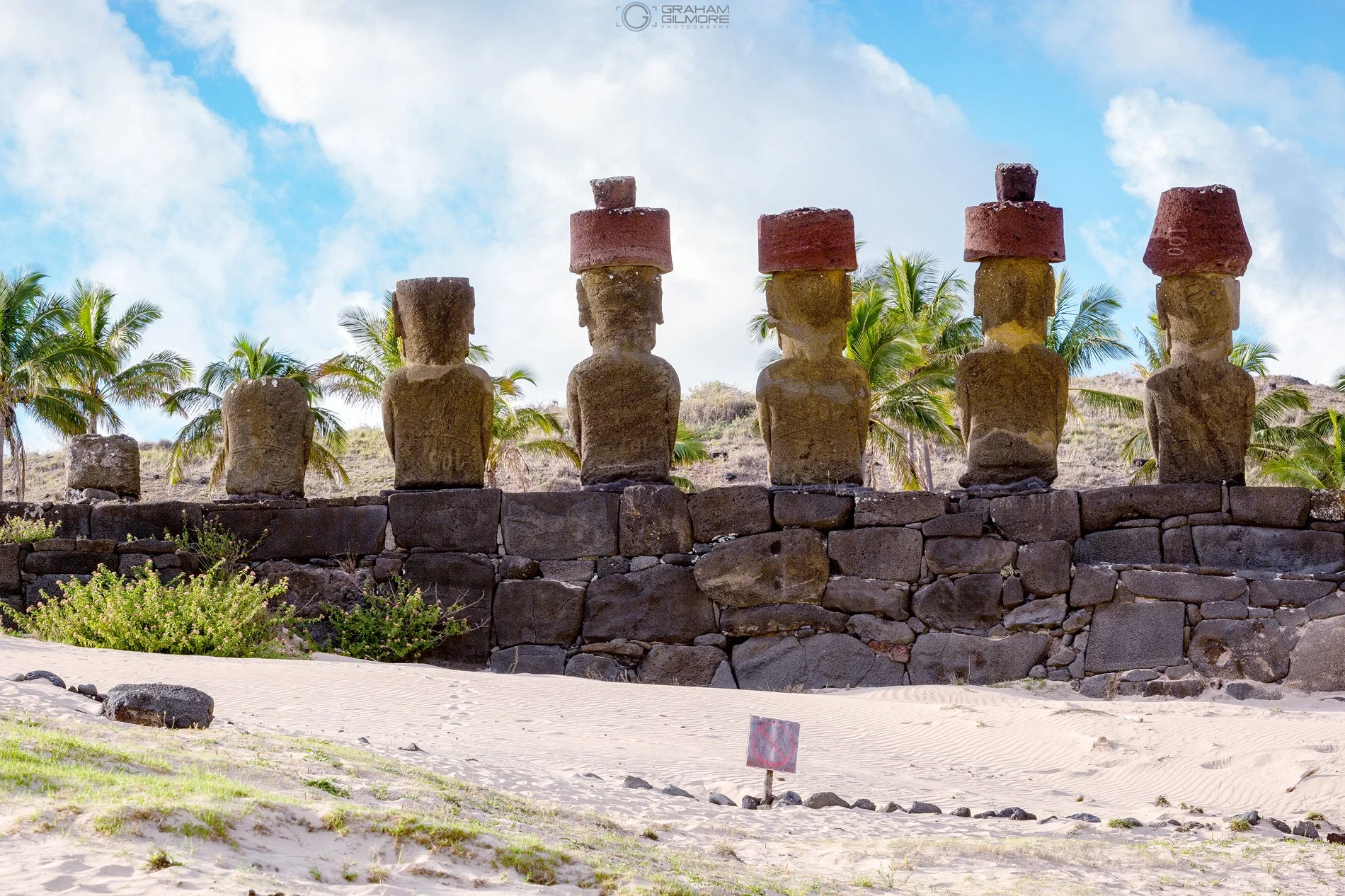 Ahu Anekana Sunrise Beach Moai.jpg