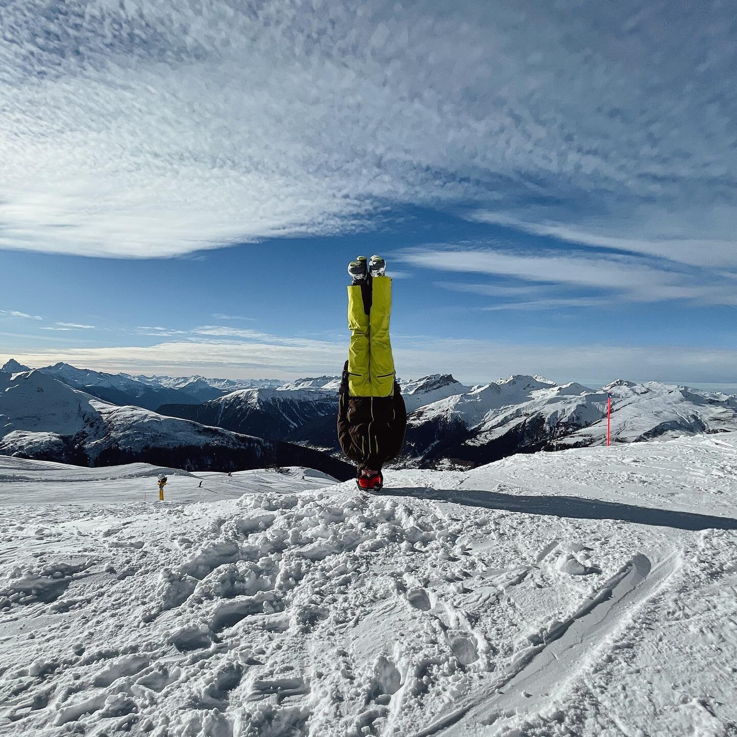 just vibin&rsquo; ☀️❄️

idea by @andriragettli 
#davos #jakobshorn #jatzh&uuml;tte #jatzh&uuml;ttedavos #jatzpark #novemberskiing #parsenn #rosignol #radys #skiing #clavadeleralp