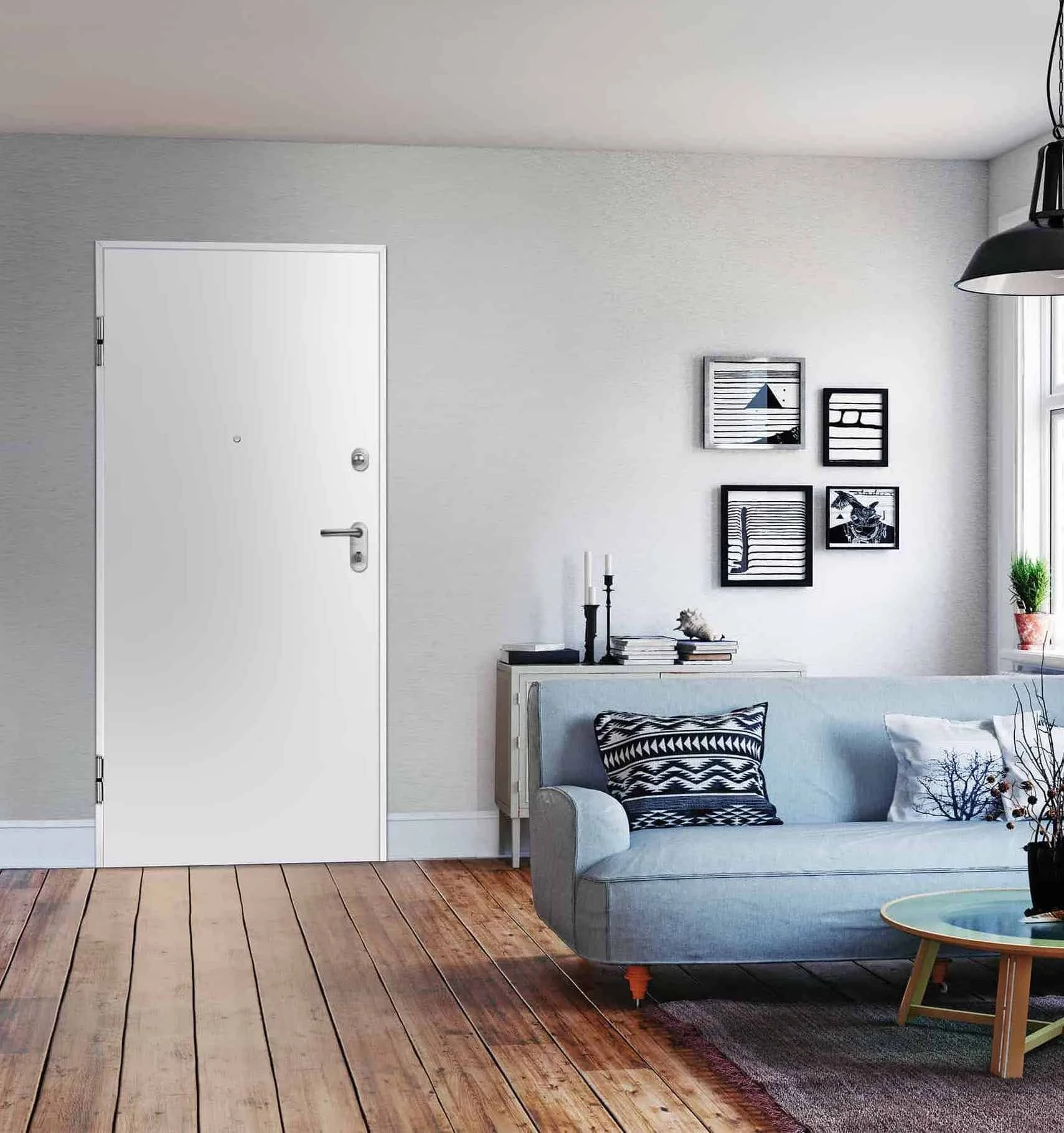 Interno di una casa con pareti color grigio chiaro, pavimento in legno, porta bianca, soggiorno con divano azzurro, cuscini decorativi neri e bianchi, decorazioni alle pareti e una finestra con tende chiare.