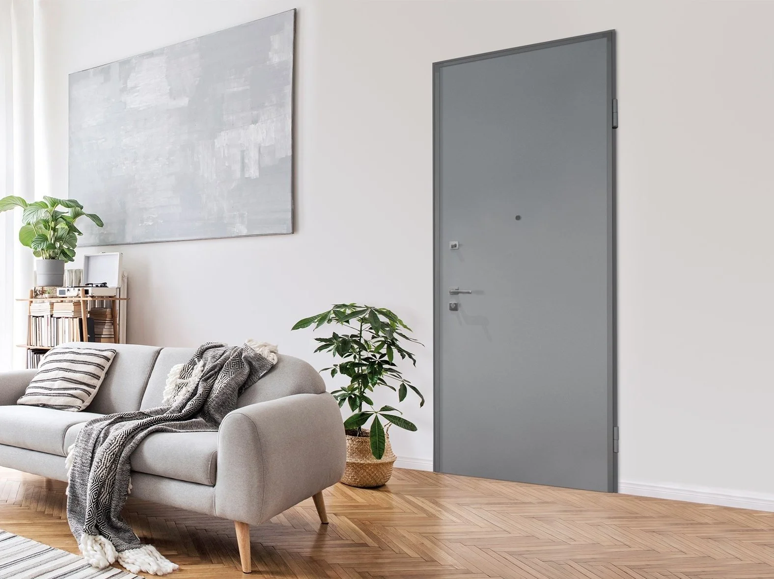 Interno di un soggiorno moderno con divano beige, coperte grigie, piante in vasi di vimini, grande quadro astratto sulla parete e porta metropolitana grigia.