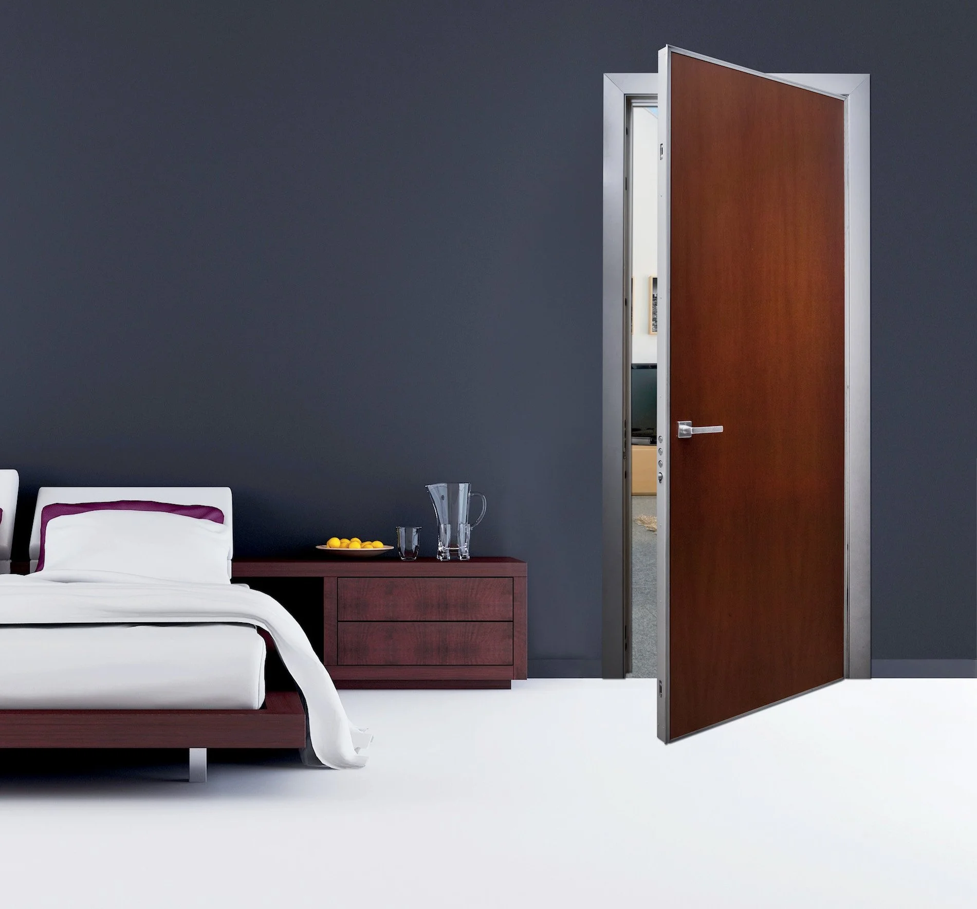 Camera da letto moderna con pareti blu scure, letto con biancheria bianca e cuscini viola, comodino in legno con caraffe e bicchieri, porta di legno aperta che mostra un'altra stanza.