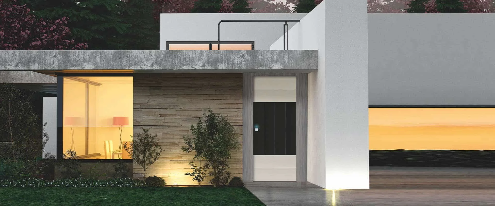 Casa moderna con pareti bianche e luci calde, finestre grandi, giardino con piante e lampada esterna.