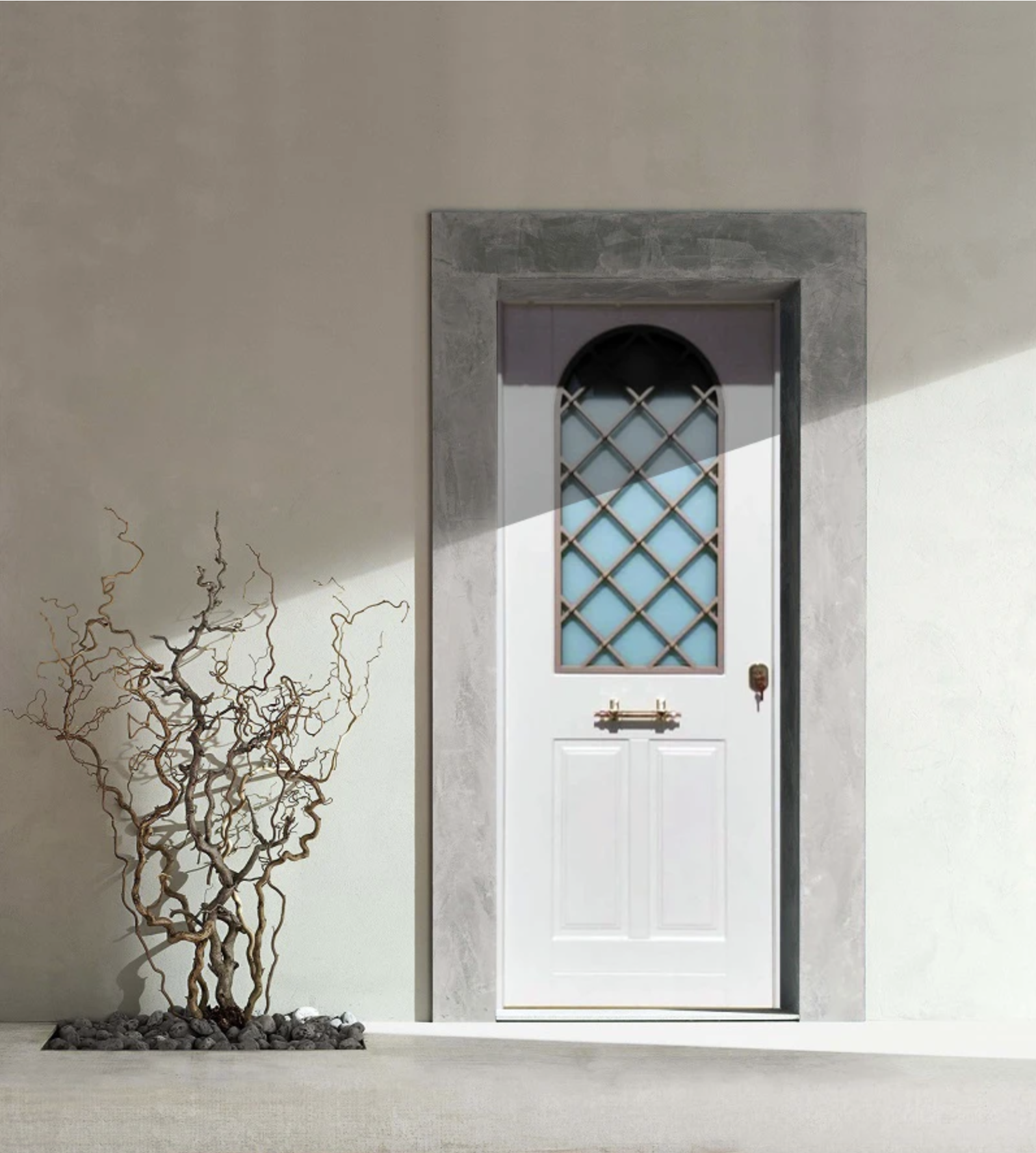 Porta bianca con decorazioni in metallo e vetro, accanto a un pezzo di arredo con un ramo secco