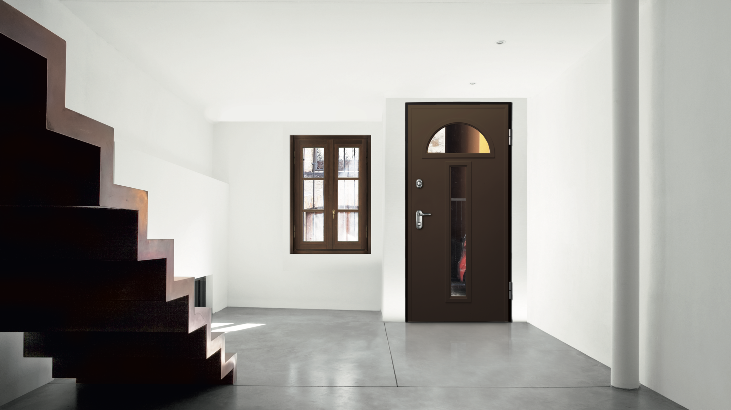 Ingresso con porta marrone e finestra di legno, scaffale nero sulla sinistra, pareti bianche e pavimento in cemento, luce naturale