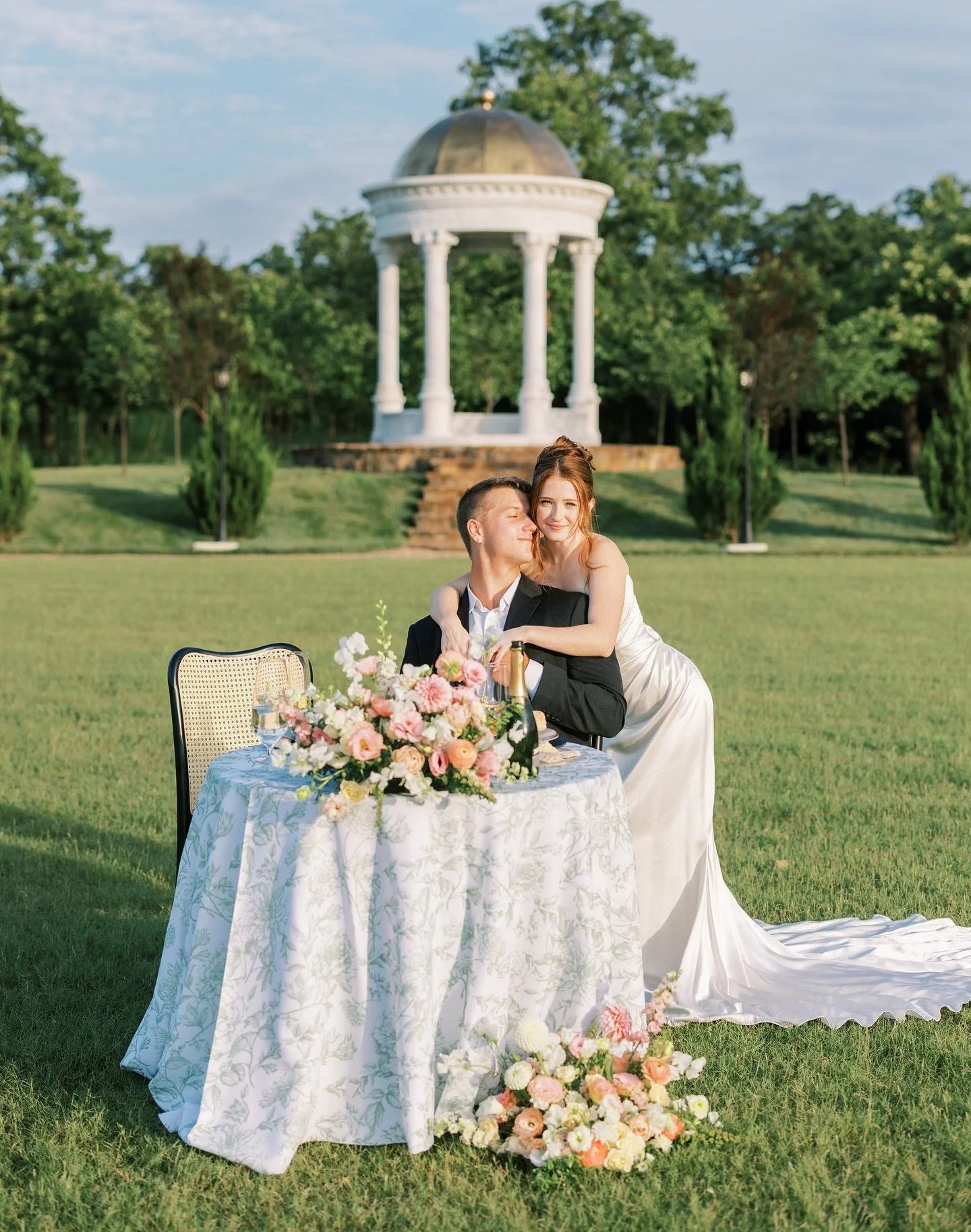 Romance in full bloom at Wynchester Gardens 🌷

Photo: @andibravo_
Video: @andibravo_films
Venue: @wynchestergardens
Dresses &amp; Accessories: @lamariee_boutique
Designer: @katherinetash 
Florals: @lesbloomstulsa
Hair: @stonecreek.salon
Makeup: @tar