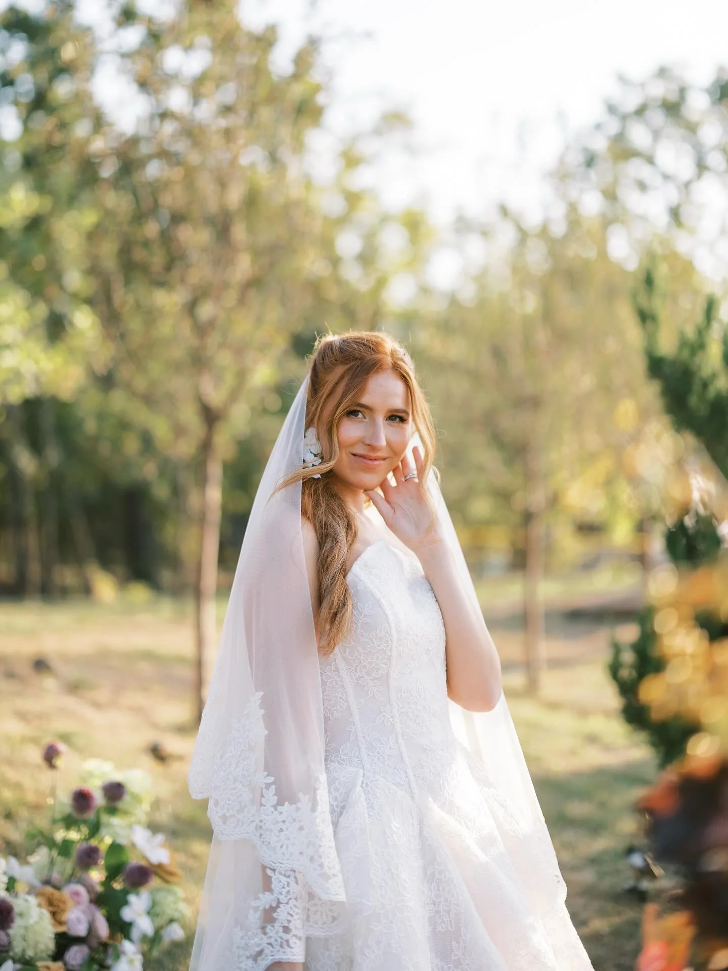 A scene straight from a love story.🕊️
This romantic styled shoot captured everything we adore about classic bridal beauty. from lush florals to timeless lace.✨🤍

Photography | @andibravo_ 
Venue | @wynchestergardens 
Florals | @poppylanedesign 
Pla
