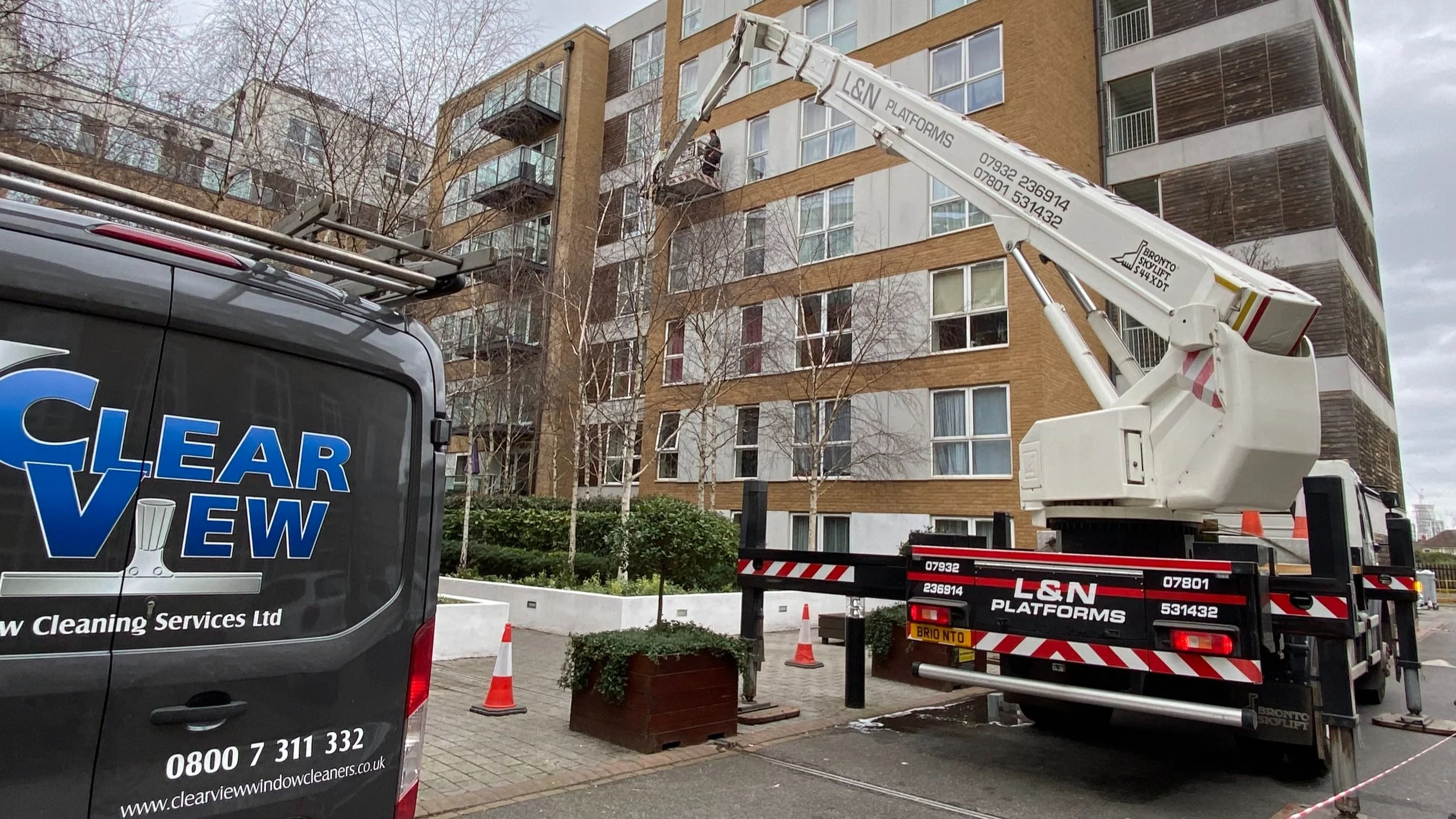 Mobile crane platform at building