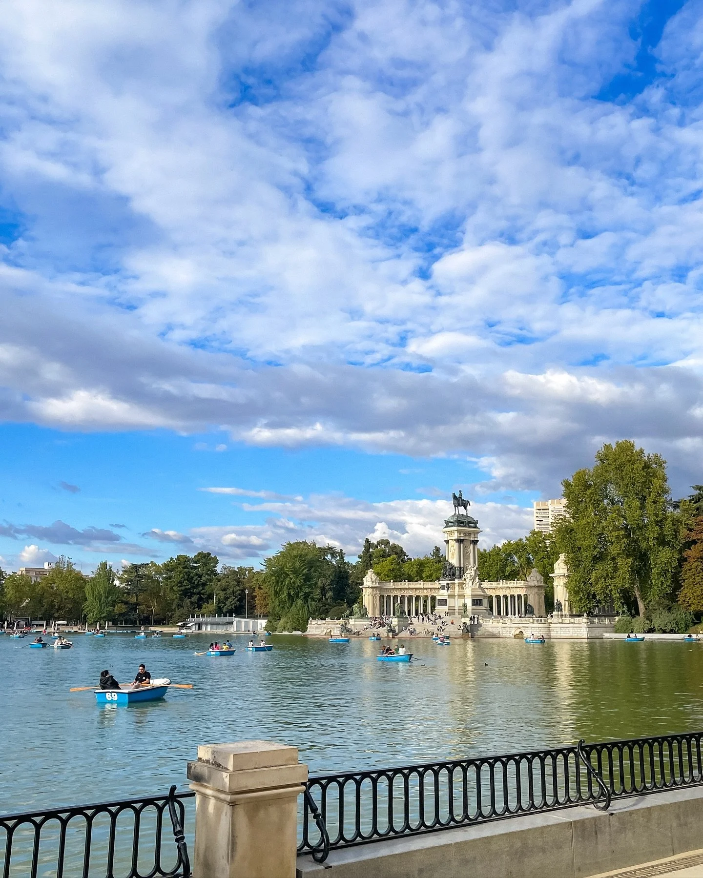 yall, I live here 🥹 

even though i&rsquo;ve dreamed of living in europe my whole life, I never ever in a million years imagined it would happen later in my life. and never even had spain on my radar, yet here we are. 

if you have a dream, keep dre