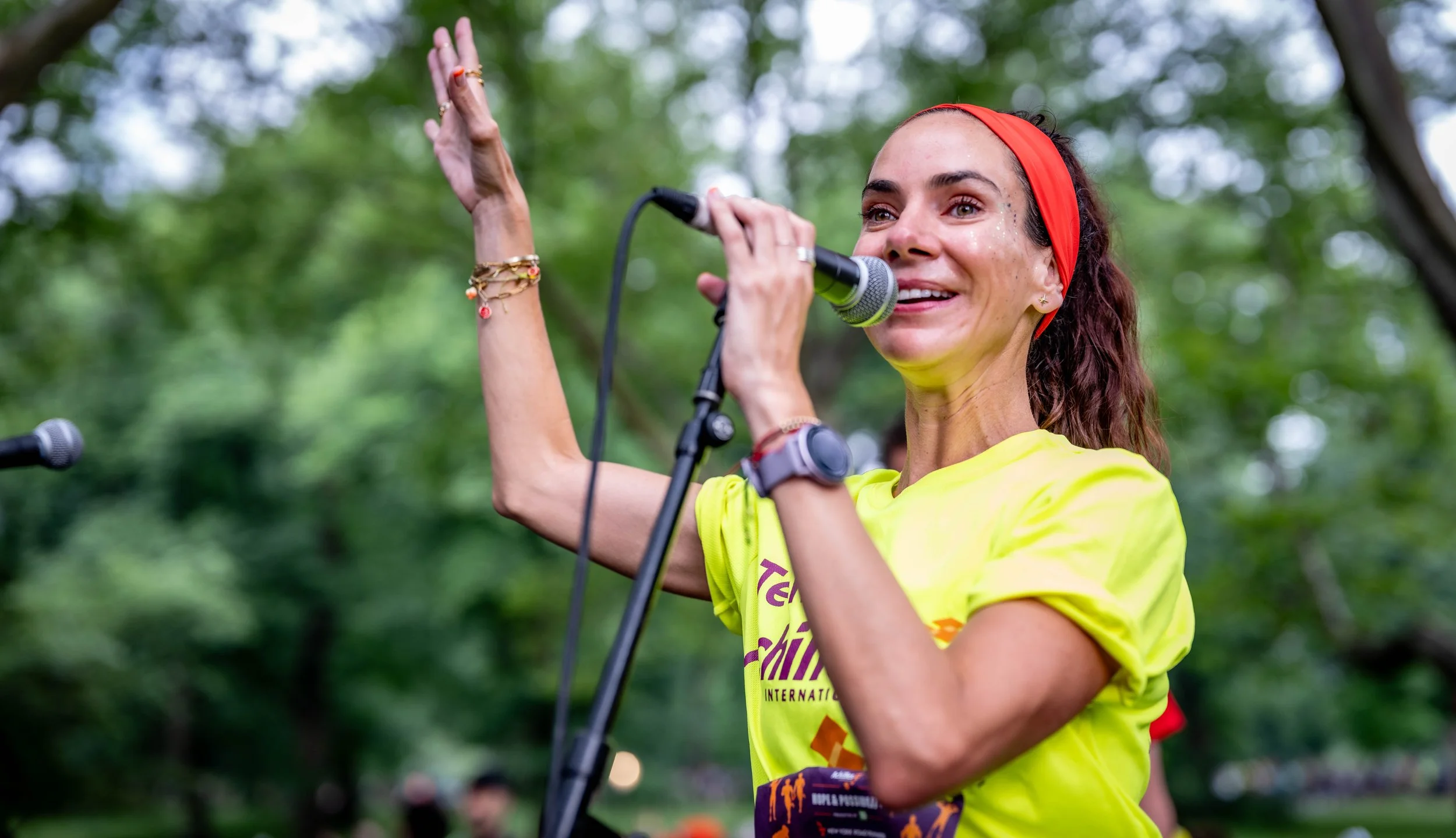  Mariana Fernandez leading a mindful meditation moment at the start line.  