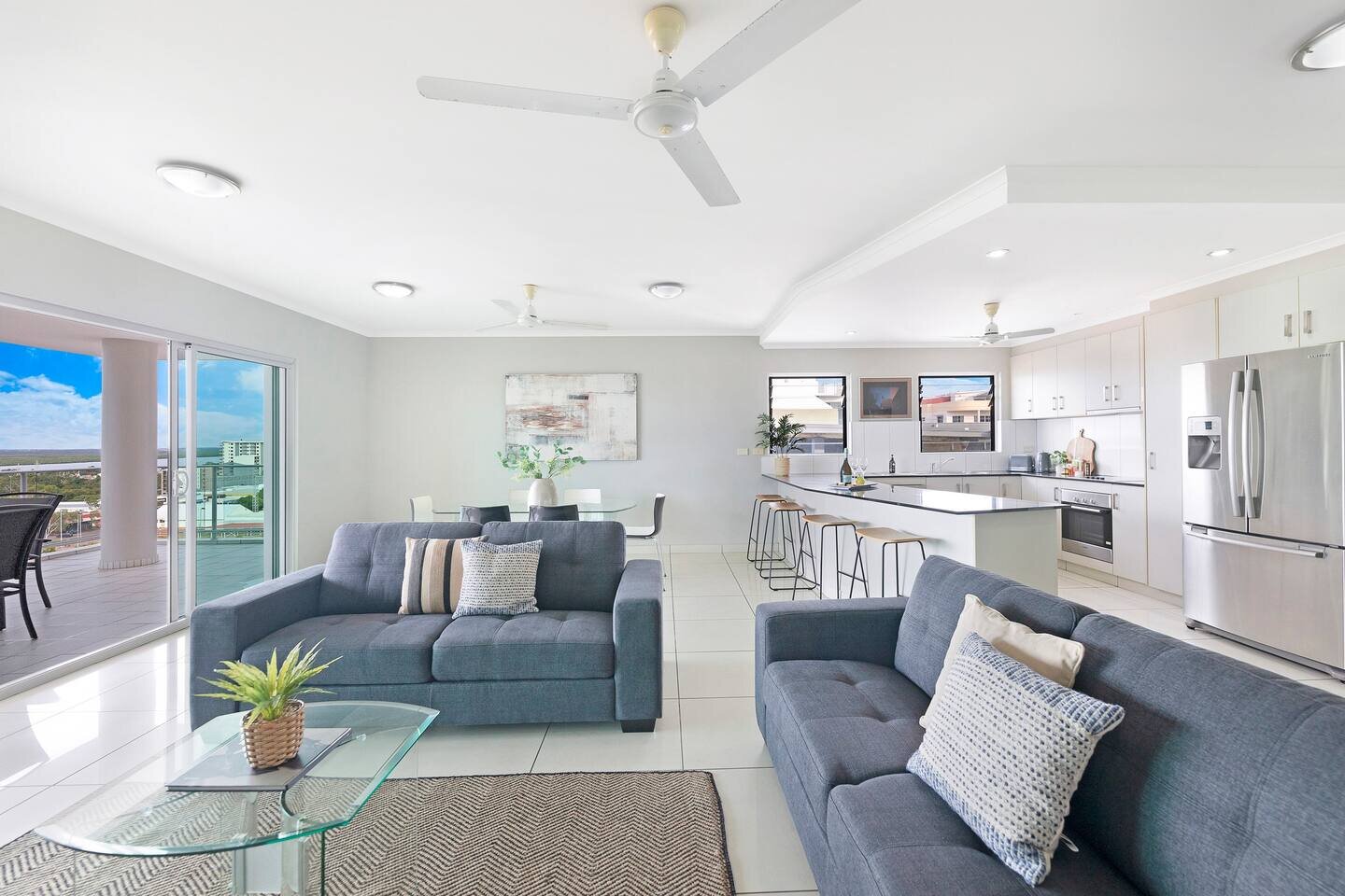 ✨ Alta Vista - City View Oasis in the Heart of Darwin ✨

🌴This city central gem with floor-to-ceiling glass doors and a large balcony offers up the perfect spot to watch the storms roll through, or the city lights twinkle at night. Or take a refresh